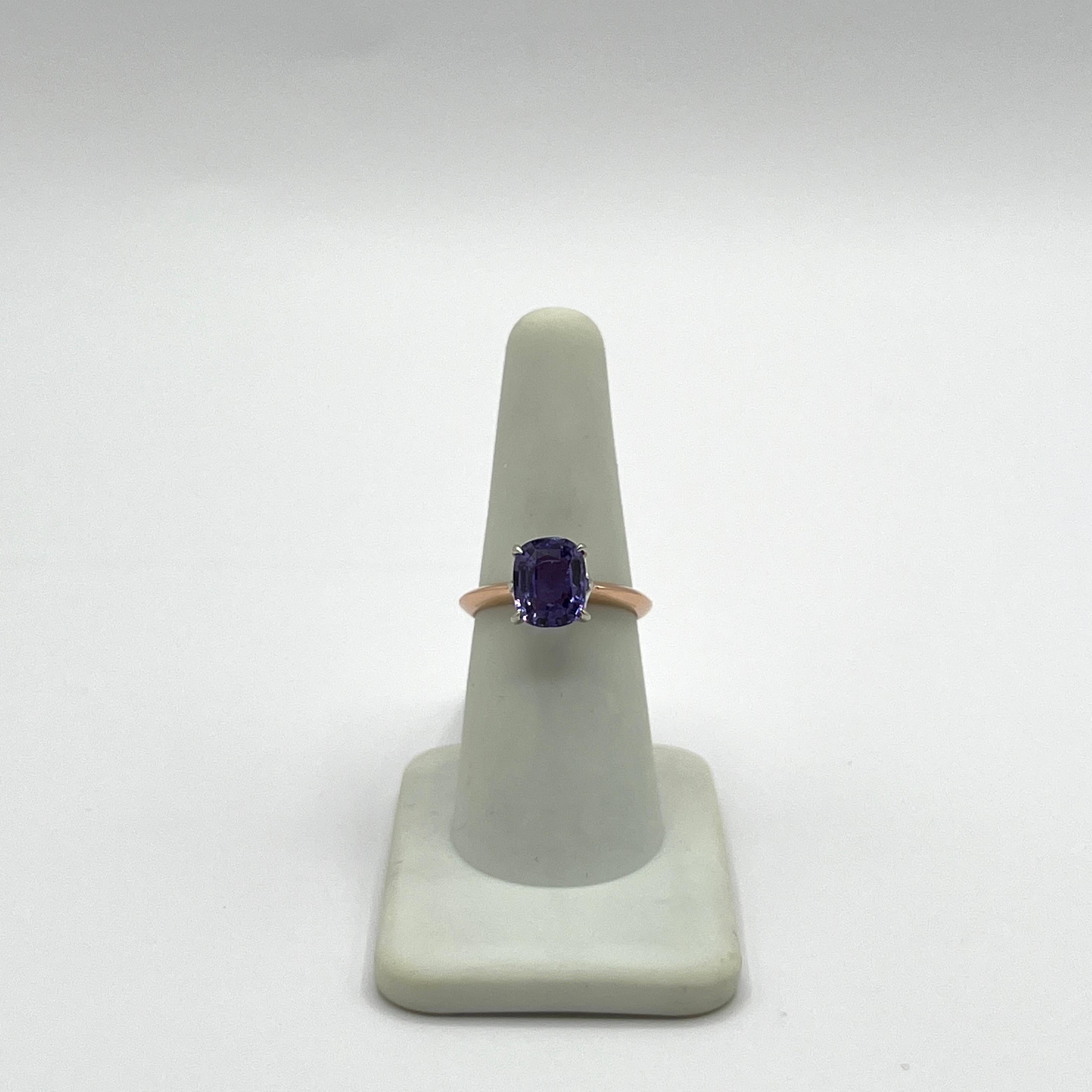 da uomo o donna Anello con zaffiro viola a cuscino senza calore GIA in oro bianco e rosa 18 carati in vendita