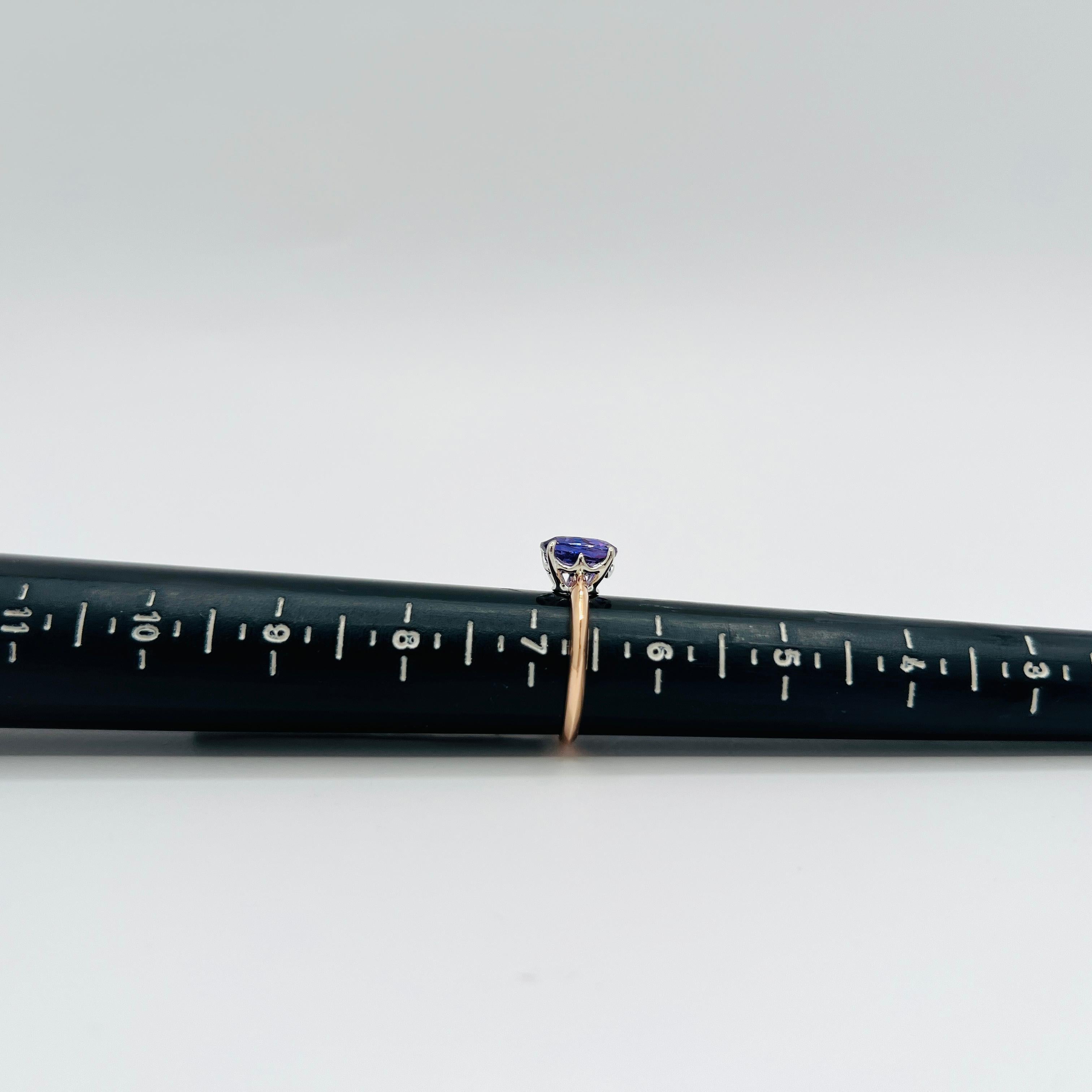 Anello con zaffiro viola a cuscino senza calore GIA in oro bianco e rosa 18 carati in vendita 3