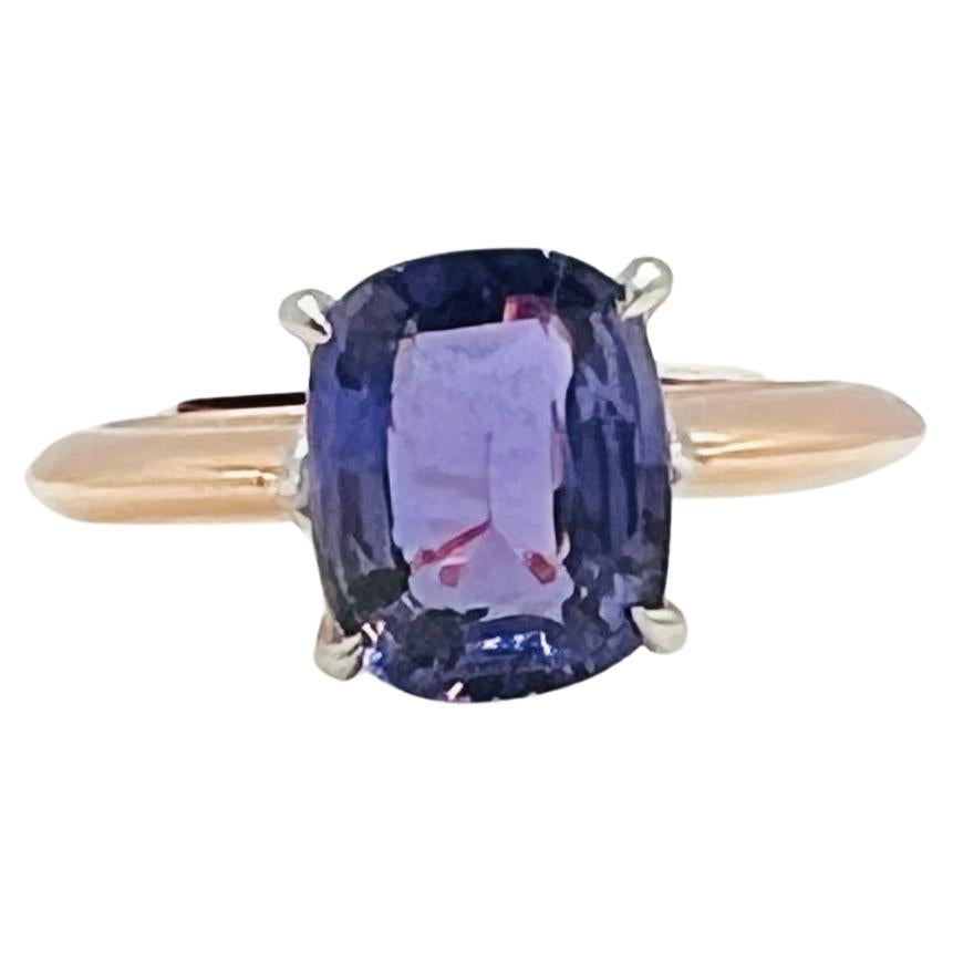 Anello con zaffiro viola a cuscino senza calore GIA in oro bianco e rosa 18 carati