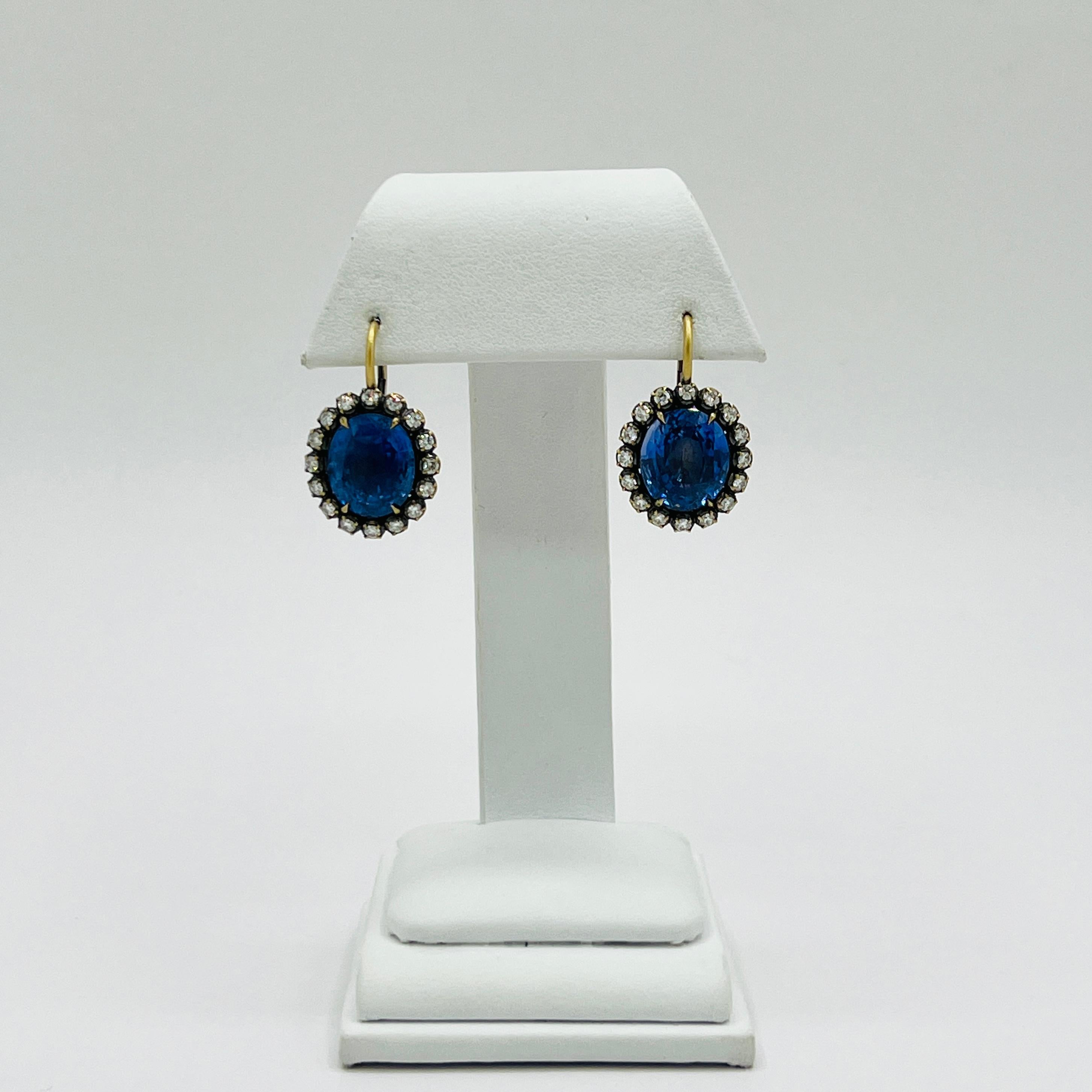 GIA No Heat Sapphire and White Diamond Dangle Earrings in 18K Yellow Gold In New Condition In Los Angeles, CA
