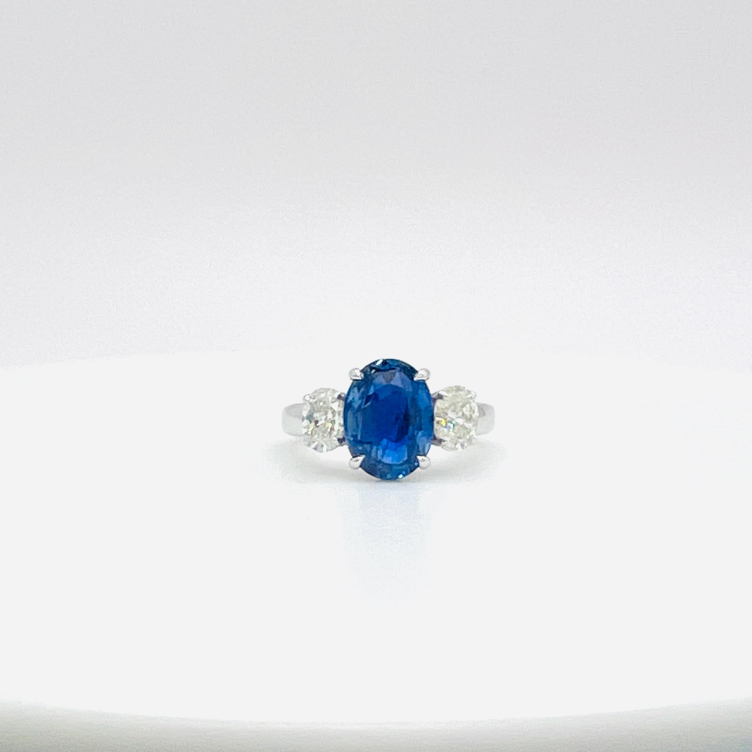 GIA No Heat Sri Lanka Blue Sapphire and White Diamond Ring in 18K White Gold In New Condition For Sale In Los Angeles, CA