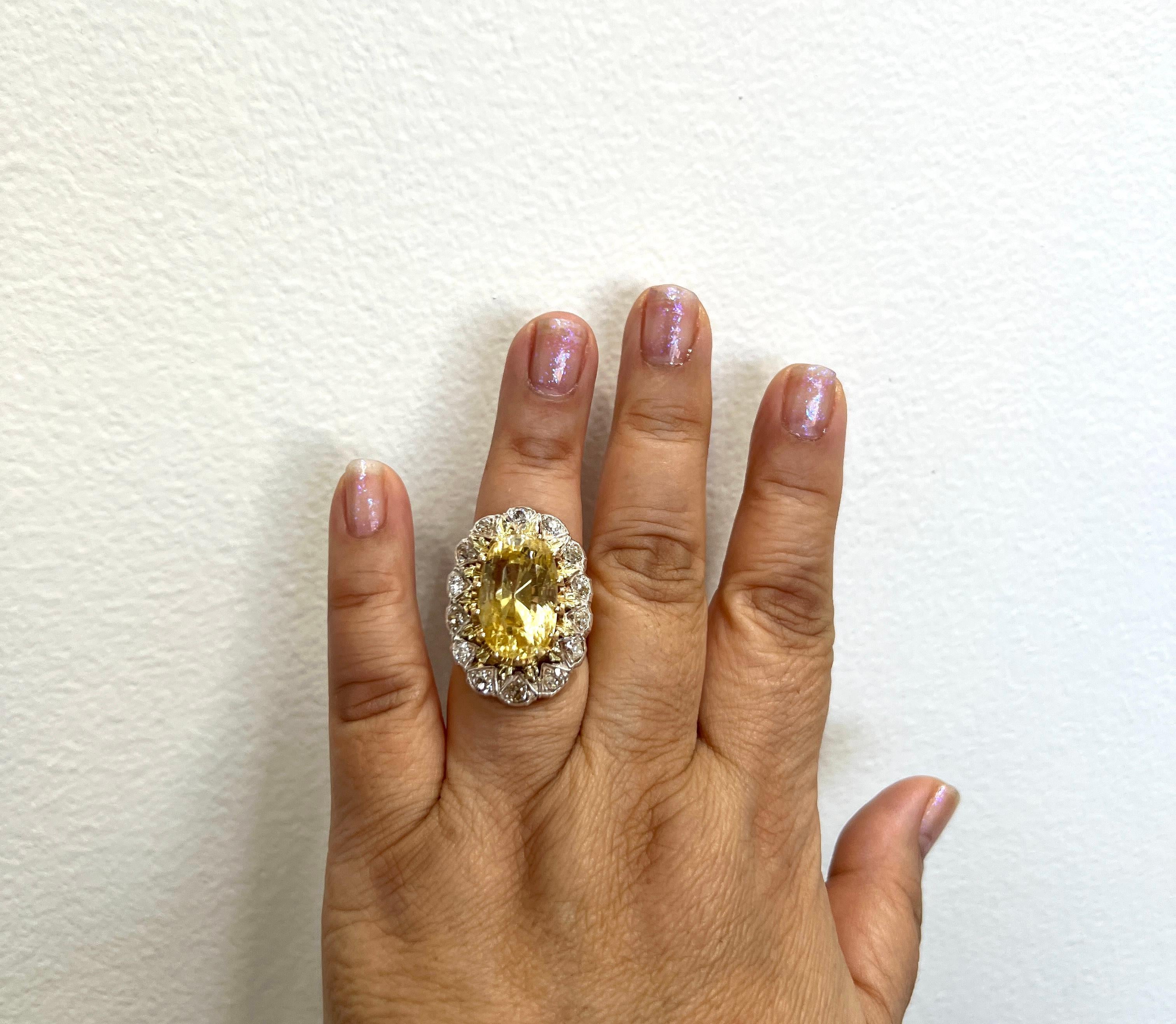 Splendido zaffiro giallo ovale non riscaldato di grandi dimensioni con diamanti bianchi di buona qualità.  Realizzato a mano in argento e oro giallo 14k.  Misura dell'anello 6,75.  Certificato GIA incluso.