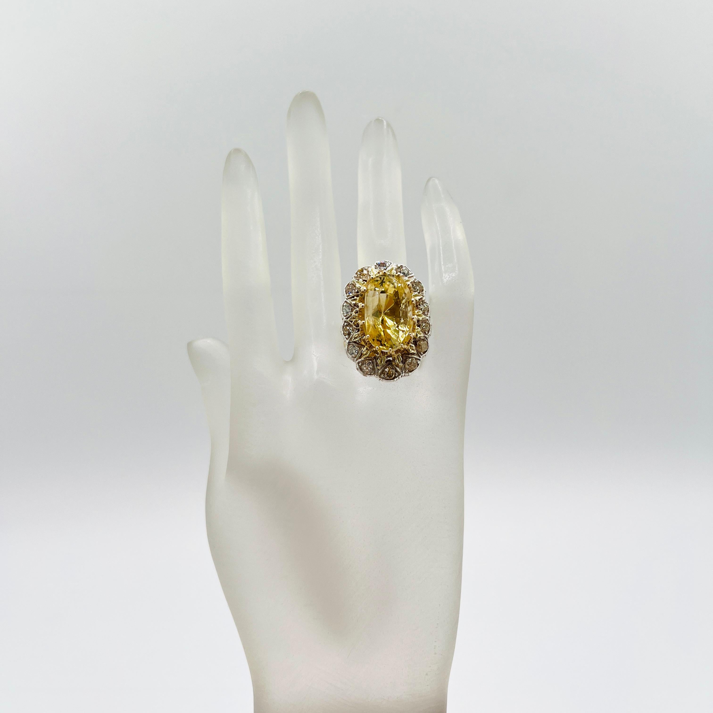 Taglio ovale GIA Anello ovale con zaffiro giallo dello Sri Lanka senza calore in oro giallo 14K e argento in vendita