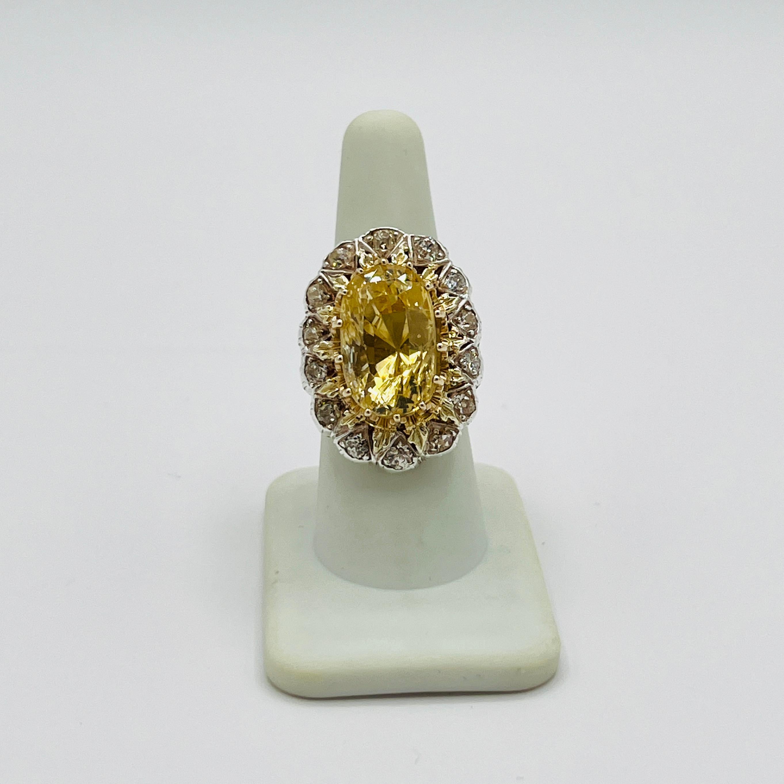 GIA Anello ovale con zaffiro giallo dello Sri Lanka senza calore in oro giallo 14K e argento In condizioni Nuovo in vendita a Los Angeles, CA