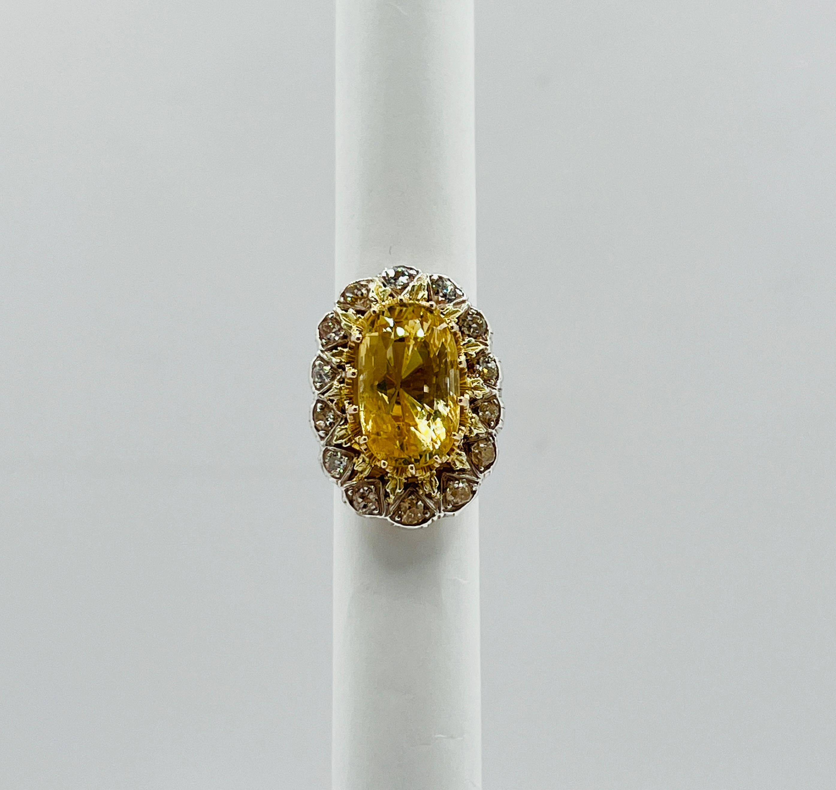 GIA Anello ovale con zaffiro giallo dello Sri Lanka senza calore in oro giallo 14K e argento in vendita 1