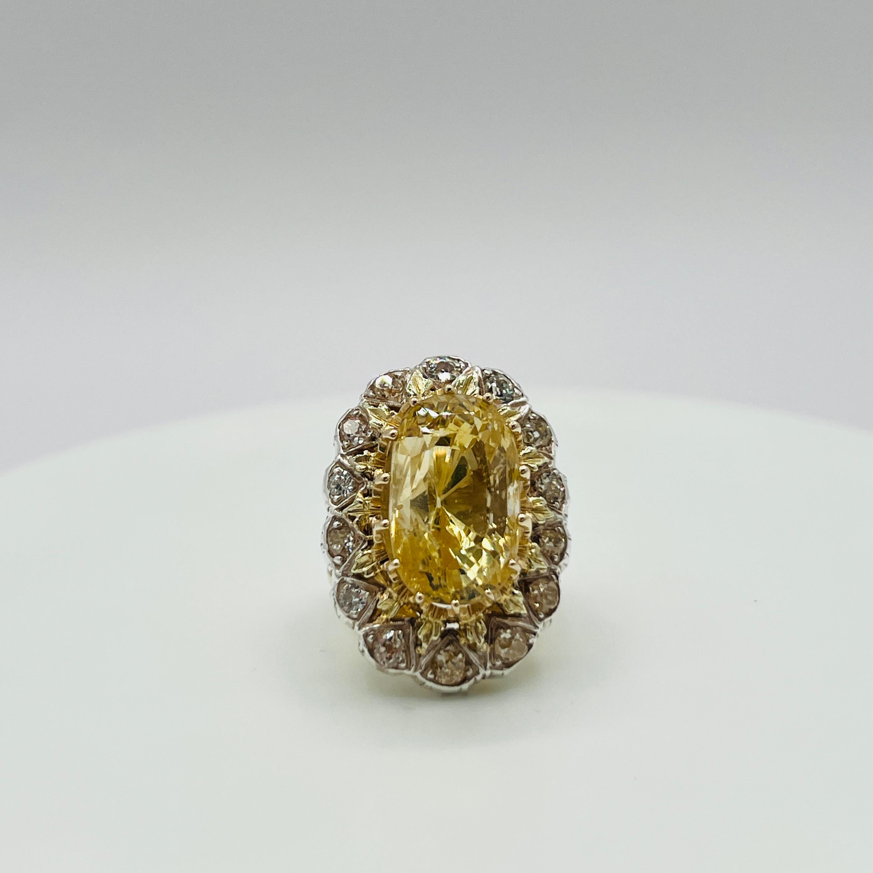 GIA Anello ovale con zaffiro giallo dello Sri Lanka senza calore in oro giallo 14K e argento in vendita 2