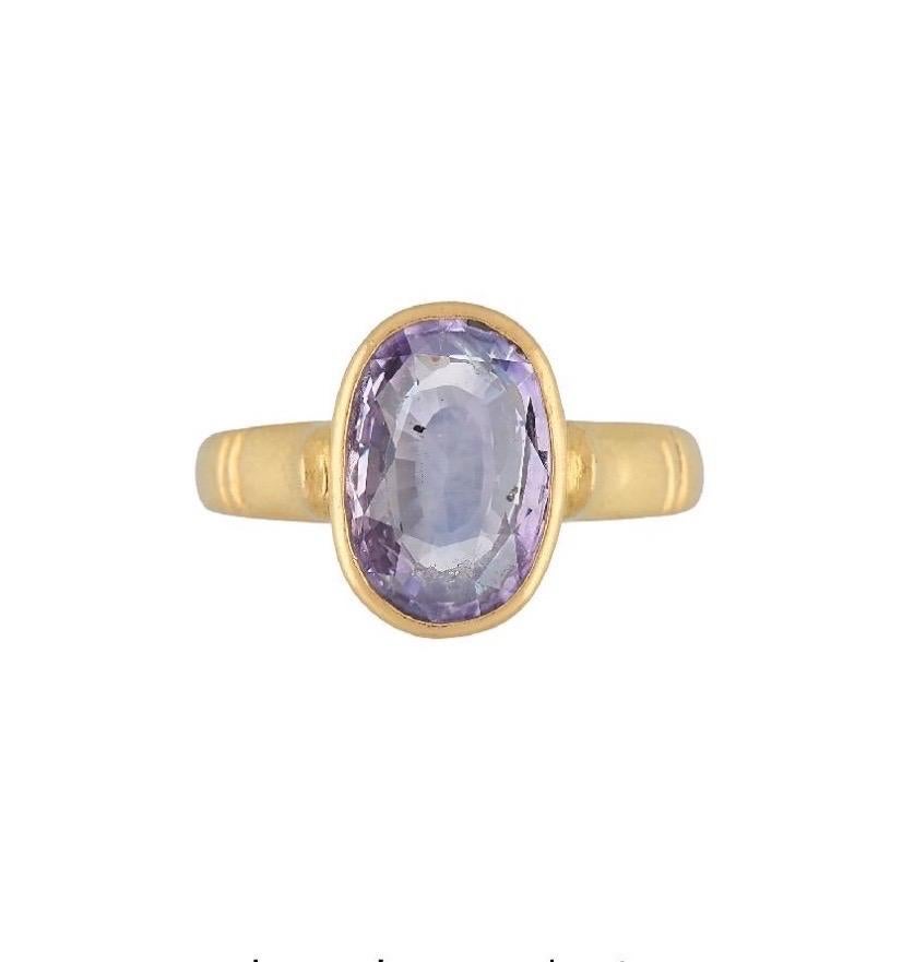 Ein seltener und raffinierter Vintage-Ring mit einem GIA-zertifizierten natürlichen violetten Saphir, eingefasst in sattes 22-karätiges Gelbgold. Der Saphir misst 11,90 x 8,08 x 4,65 mm und hat einen lebhaften violetten Farbton mit außergewöhnlicher