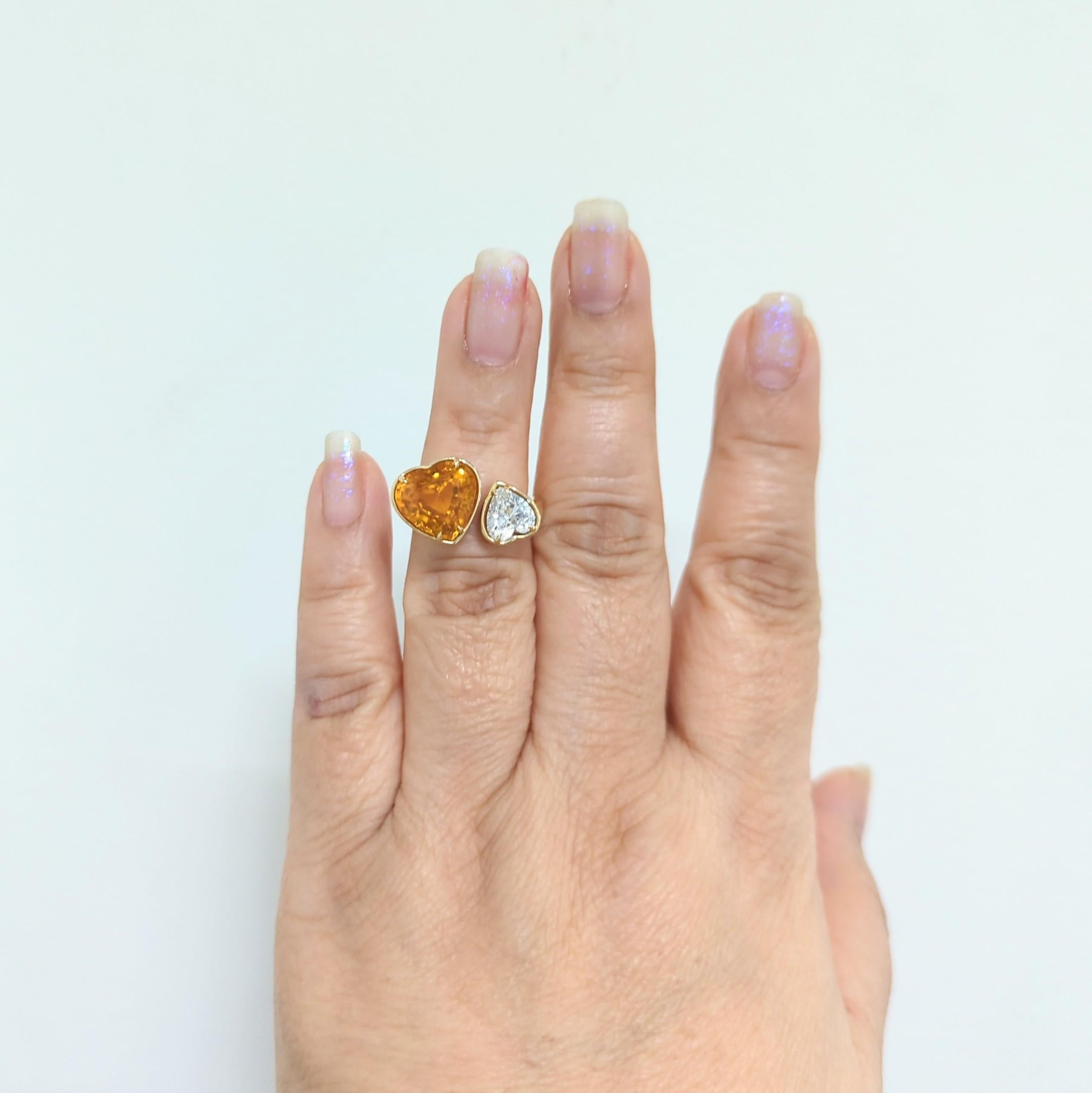 Magnifique bague toi et moi avec un diamant de 7,17 ct. Saphir orange GIA en cœur et 1,28 ct. GIA D SI1 diamant blanc en forme de cœur.  Fabriqué à la main en or jaune 18k.  Bague taille 6.5.  Certificats GIA inclus.