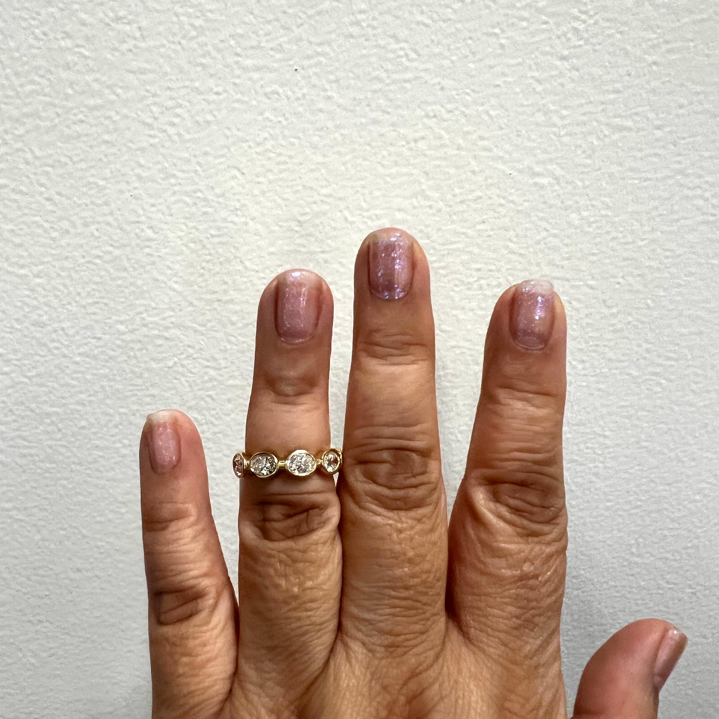 Bellissimo esemplare da 2,71 ct. FG VS ovali di diamanti bianchi.  In totale 9 pietre, ognuna di 0,30 ct.  Anello misura 6.  Realizzato a mano in oro giallo 18 carati.  Ogni pietra è accompagnata da un certificato GIA.