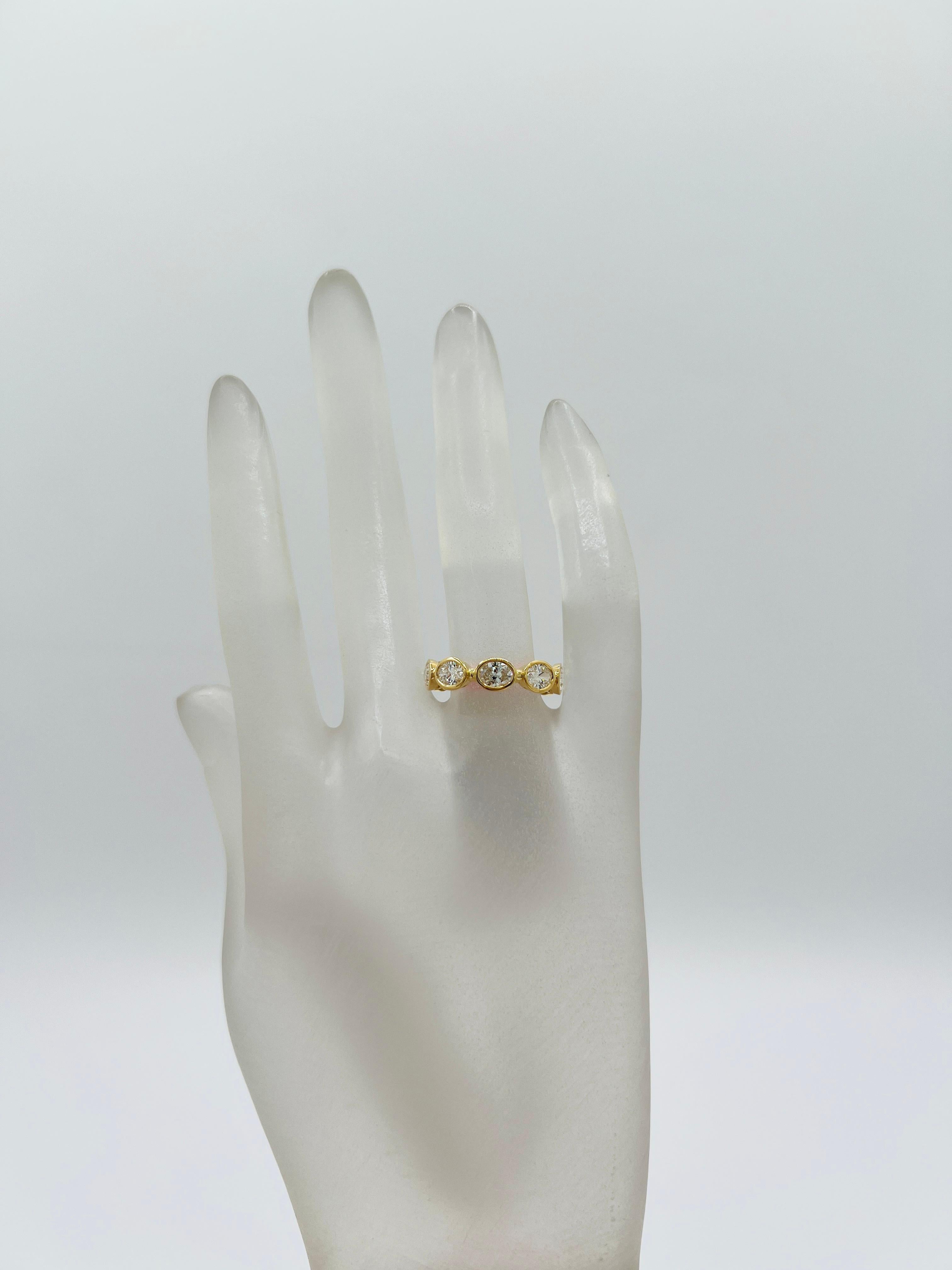 Taglio ovale GIA Anello a fascia per l'eternità con castone ovale da 0,30 carati ciascuno in oro giallo 18 carati in vendita