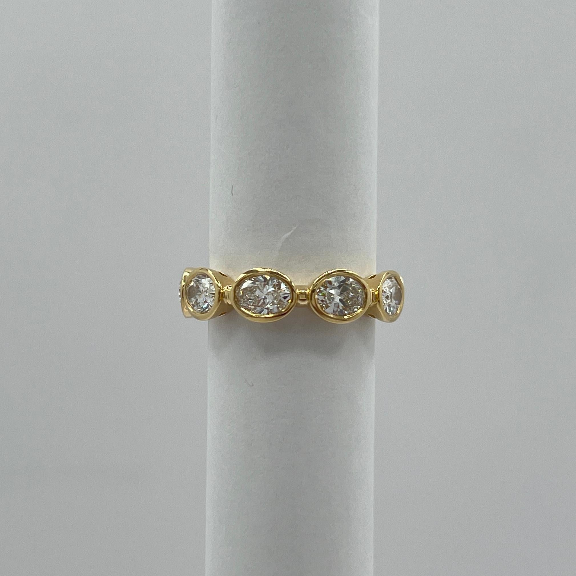 GIA Anello a fascia per l'eternità con castone ovale da 0,30 carati ciascuno in oro giallo 18 carati In condizioni Nuovo in vendita a Los Angeles, CA