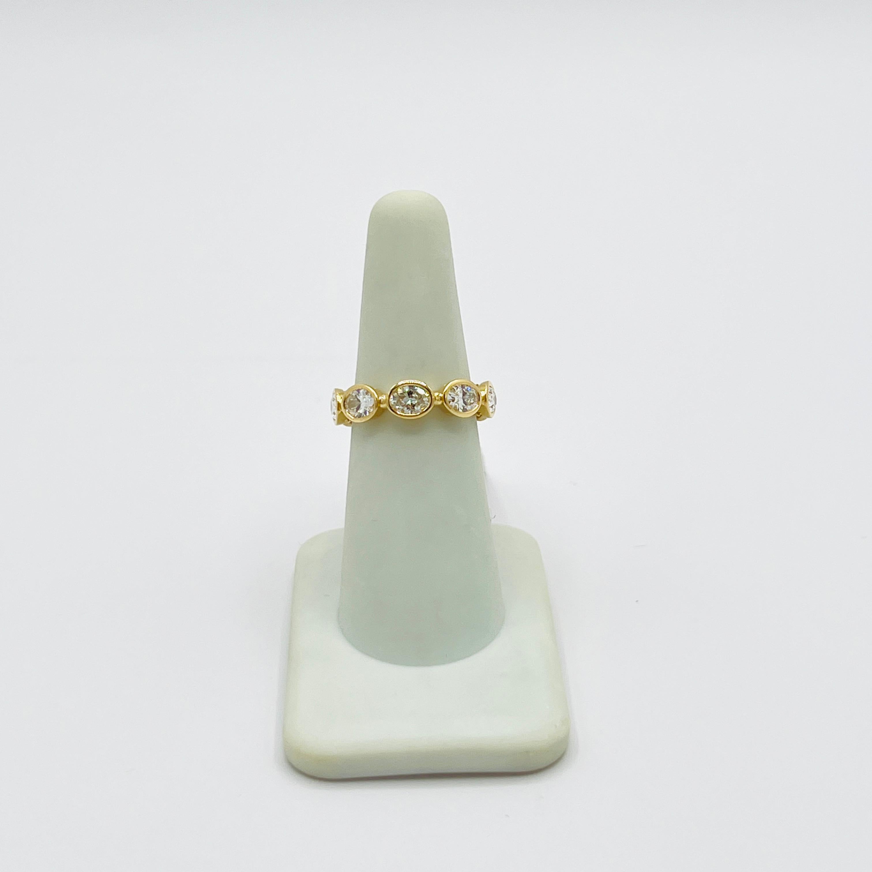 da uomo o donna GIA Anello a fascia per l'eternità con castone ovale da 0,30 carati ciascuno in oro giallo 18 carati in vendita