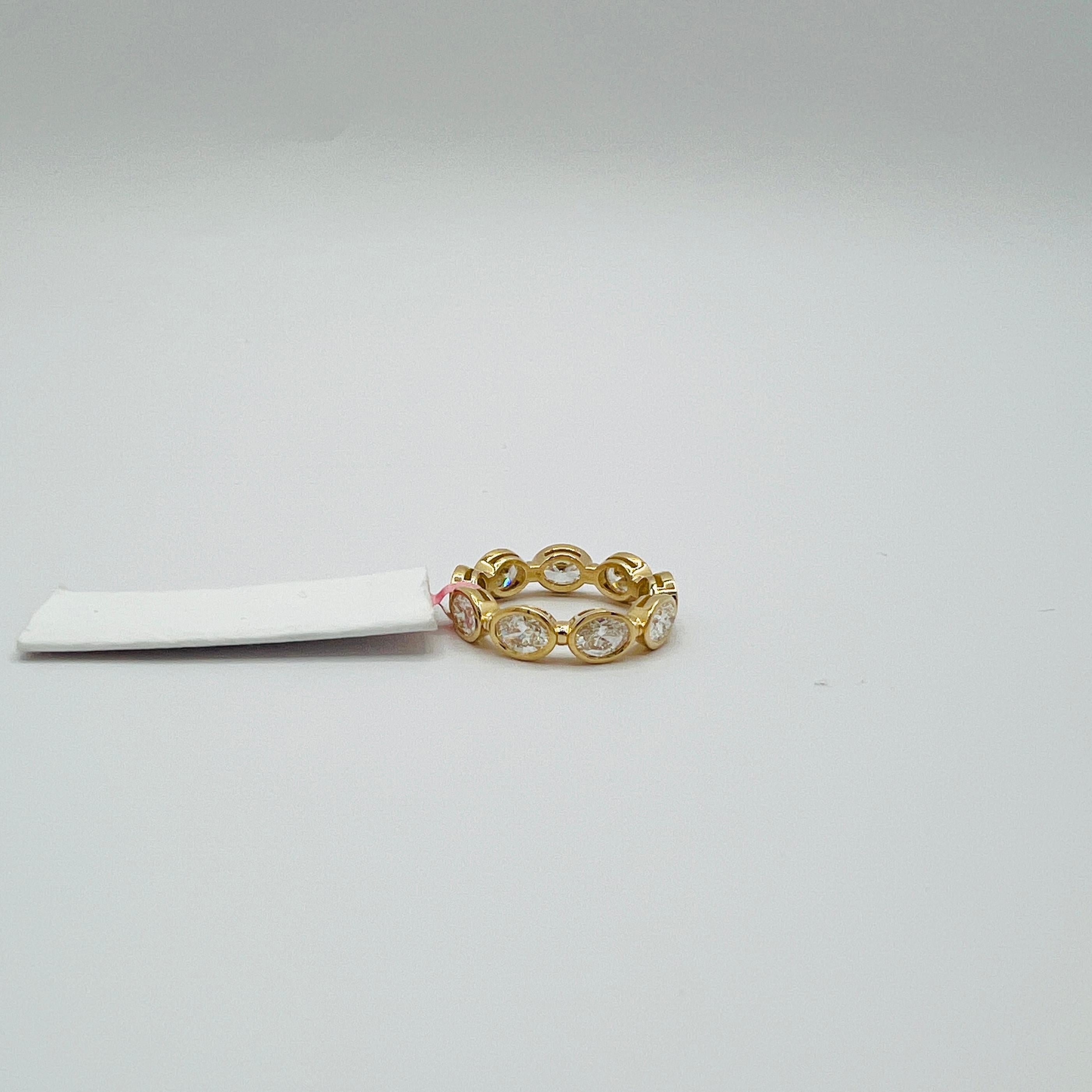 GIA Anello a fascia per l'eternità con castone ovale da 0,30 carati ciascuno in oro giallo 18 carati in vendita 1