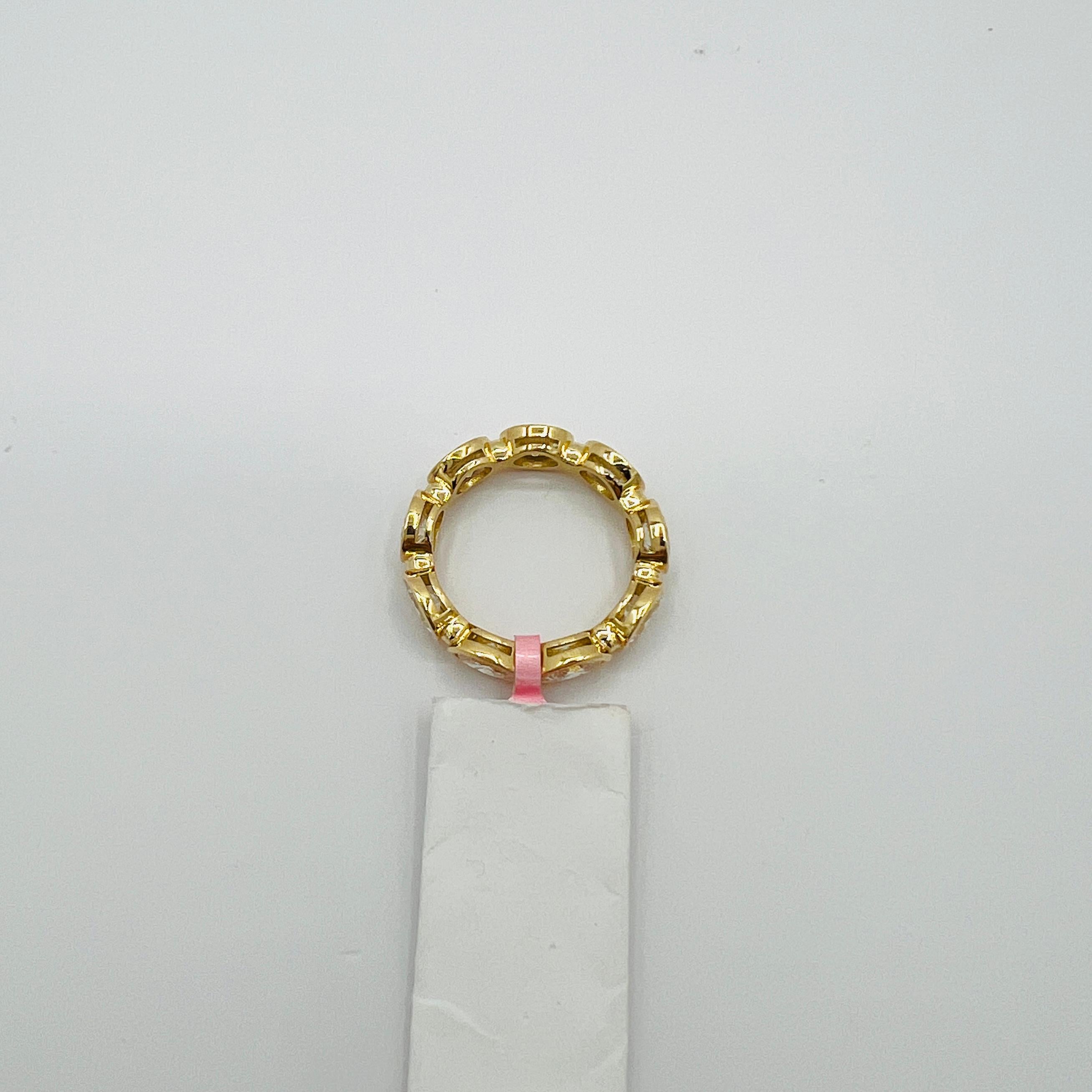 GIA Anello a fascia per l'eternità con castone ovale da 0,30 carati ciascuno in oro giallo 18 carati in vendita 2