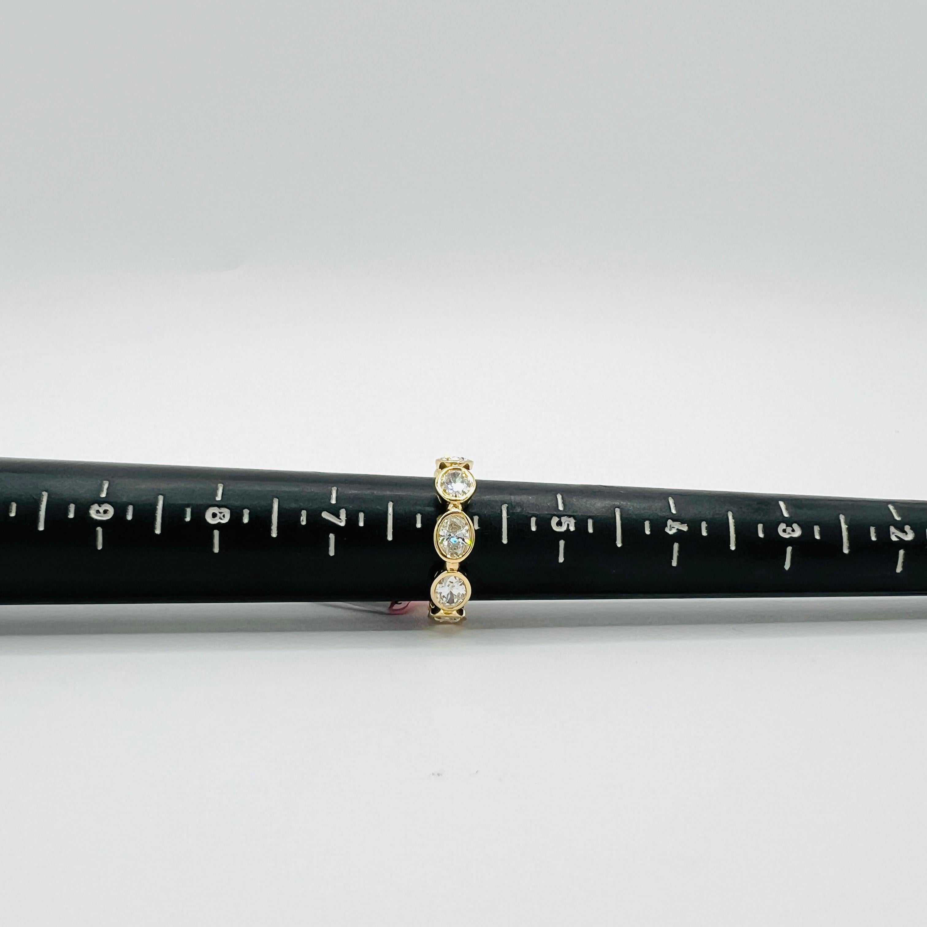 GIA Anello a fascia per l'eternità con castone ovale da 0,30 carati ciascuno in oro giallo 18 carati in vendita 3