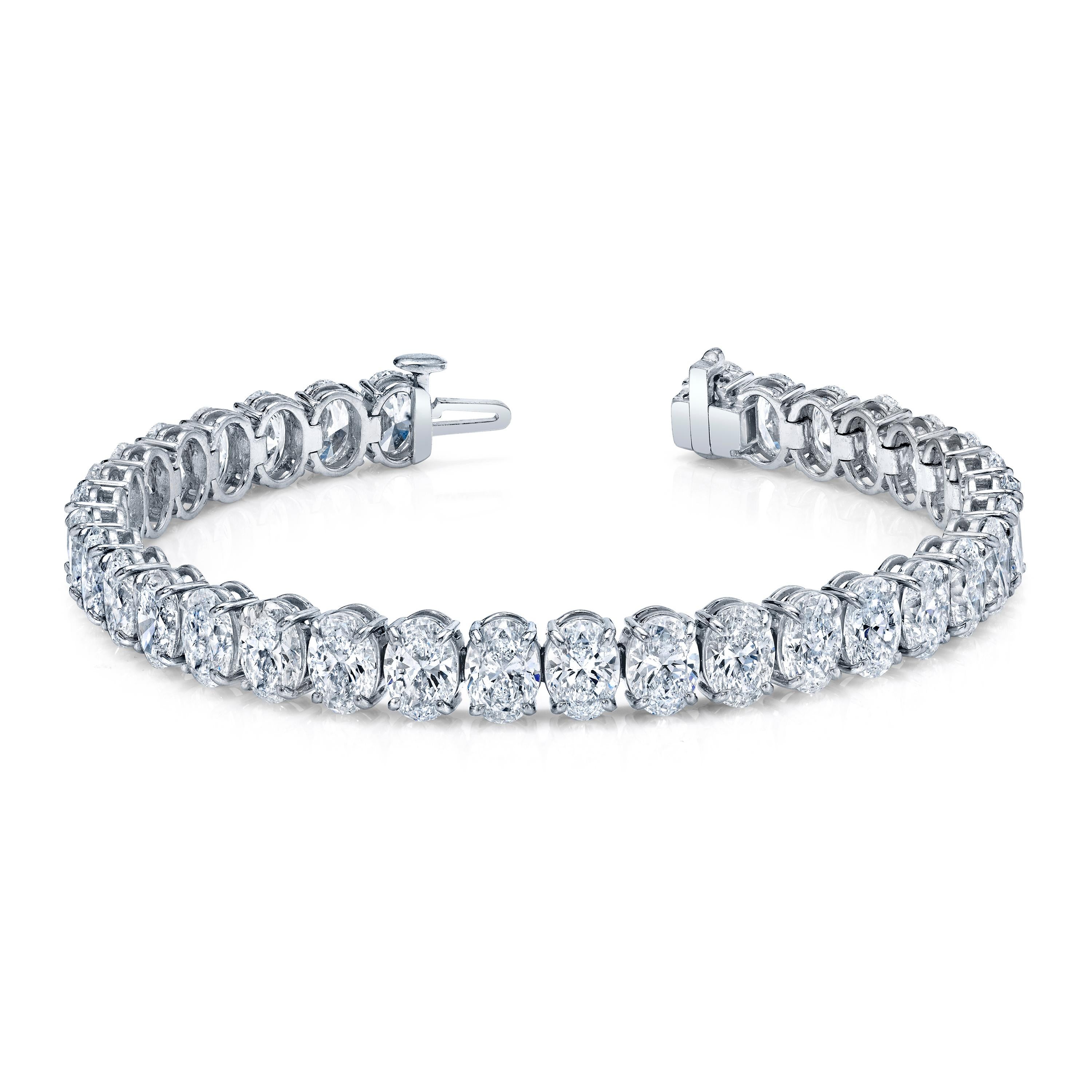 34 diamants taille ovale sertis dans un bracelet en platine à 4 griffes en ligne droite.
poids total de 24 carats
Couleurs  D - F  Clarté  IF - SI1  GIA 
Longueur 7 pouces