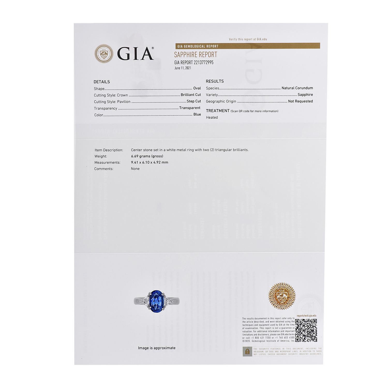 Moderne GIA Bague à trois pierres en platine avec saphir naturel de forme ovale et diamant en vente