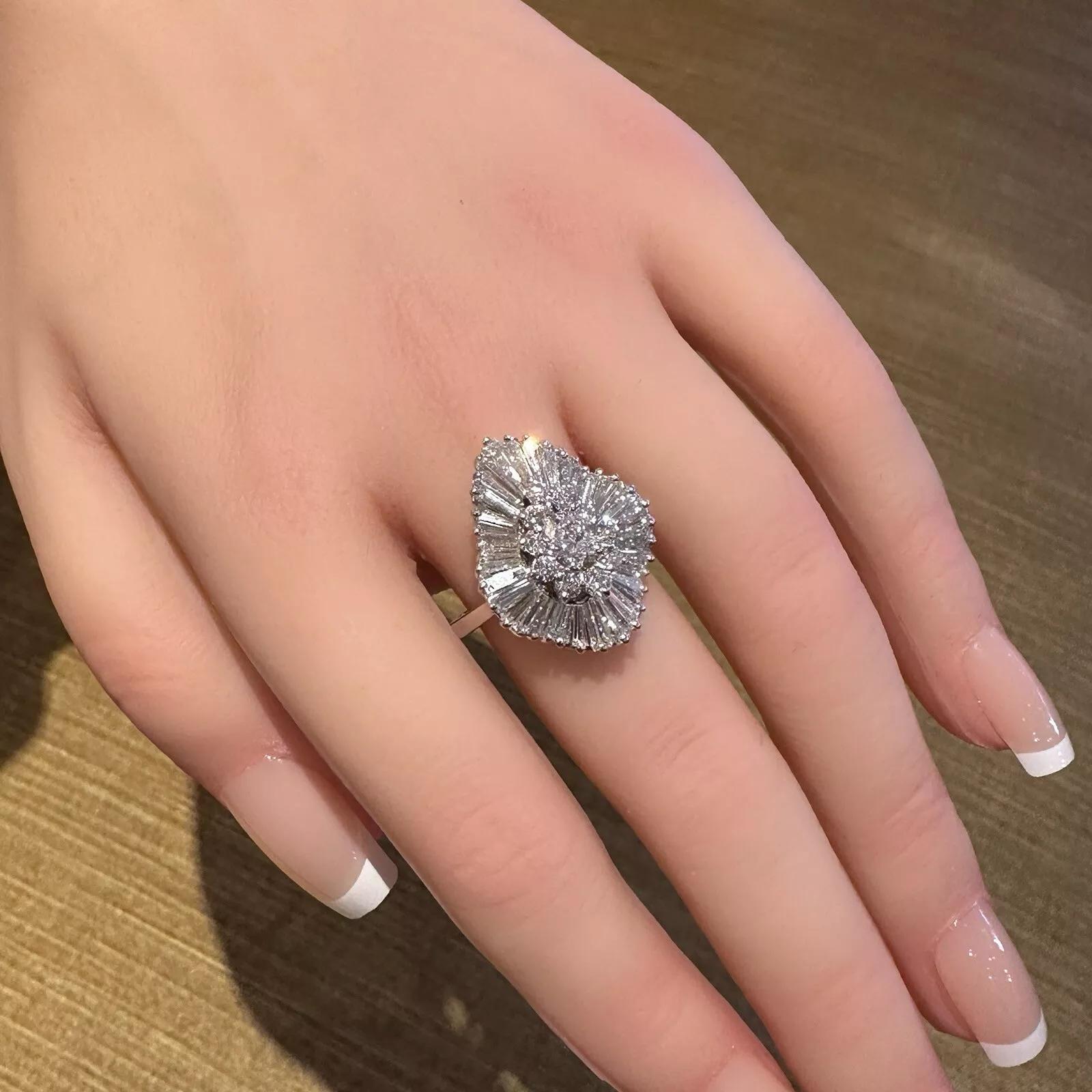 Taglio a goccia Anello con diamante naturale GIA Pear Center D-SI1 Ballerina in platino in vendita