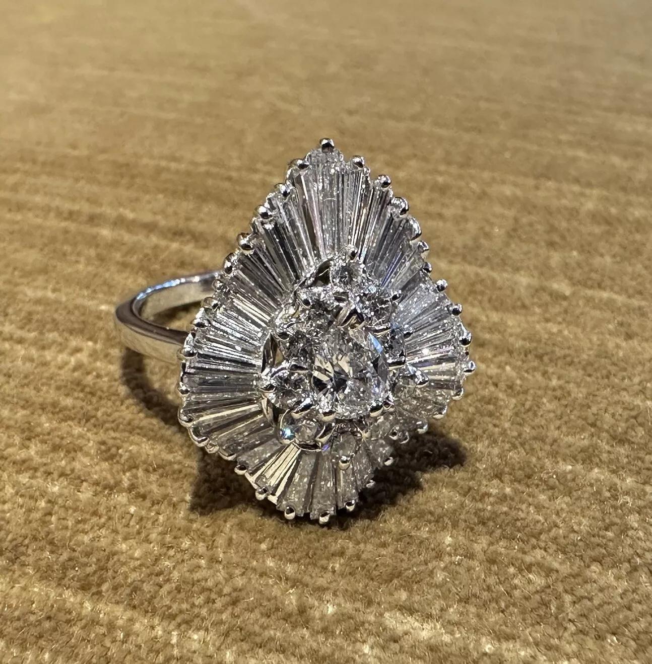 Donna Anello con diamante naturale GIA Pear Center D-SI1 Ballerina in platino in vendita
