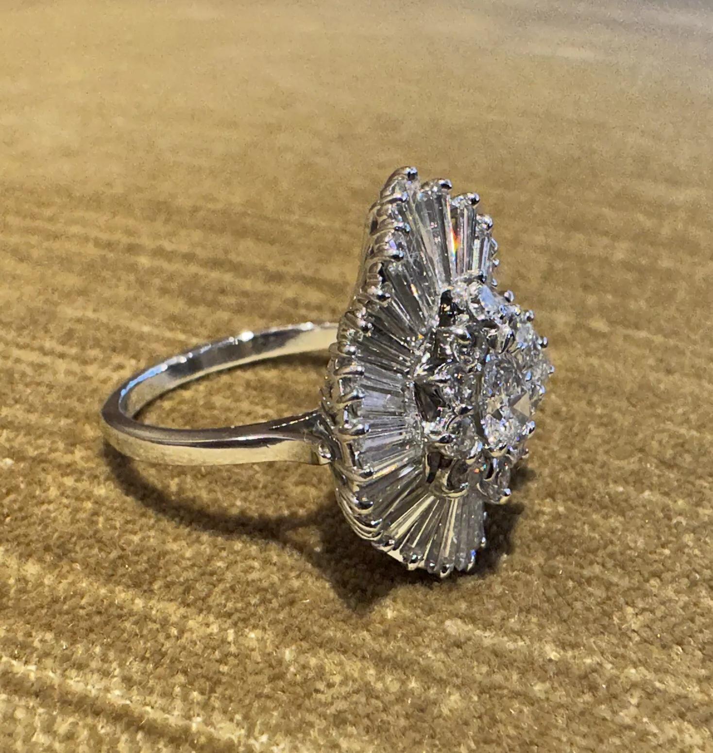 Anello con diamante naturale GIA Pear Center D-SI1 Ballerina in platino in vendita 1