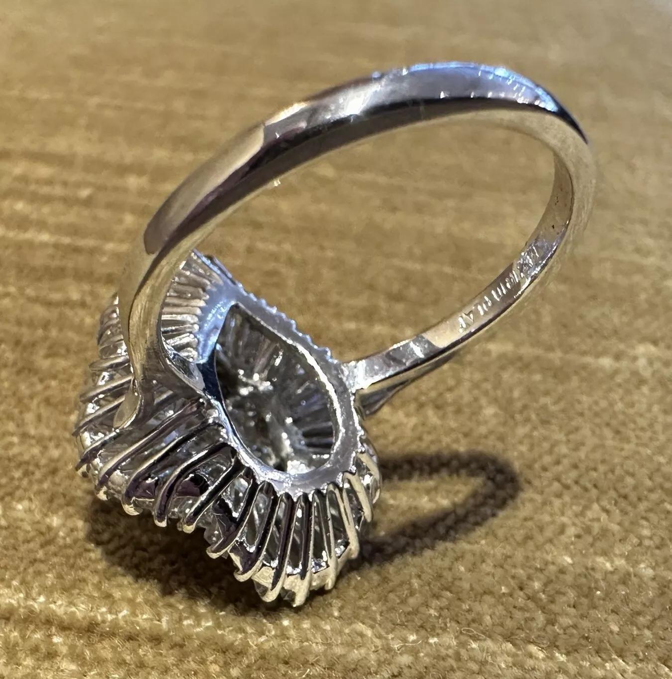 Anello con diamante naturale GIA Pear Center D-SI1 Ballerina in platino in vendita 2