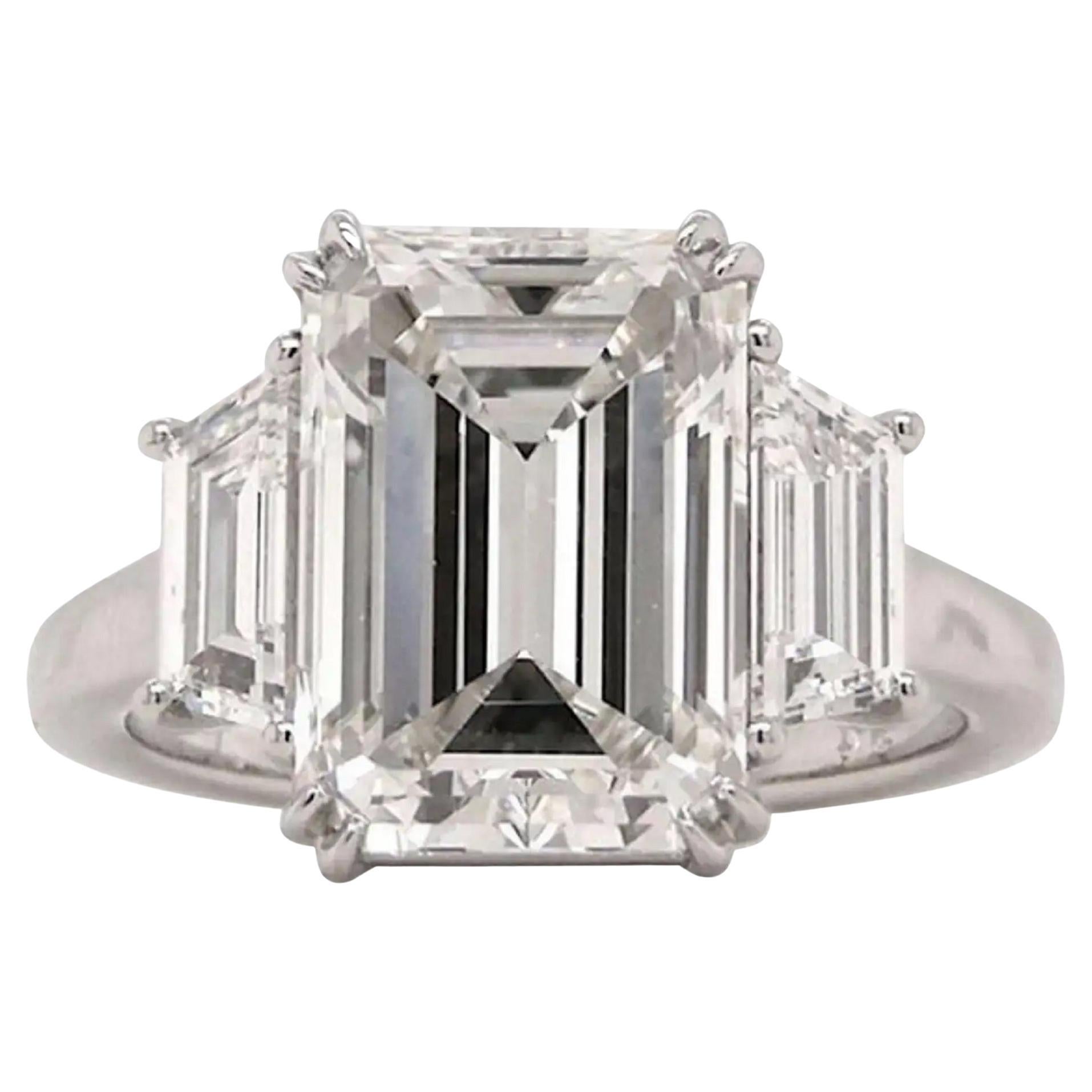 Bague de fiançailles à trois pierres avec diamant taille émeraude certifié GIA VVS en vente