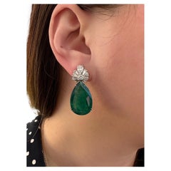 Boucles d'oreilles en or blanc 18k avec émeraudes poires GIA d'un poids total de 31,17 carats et diamants