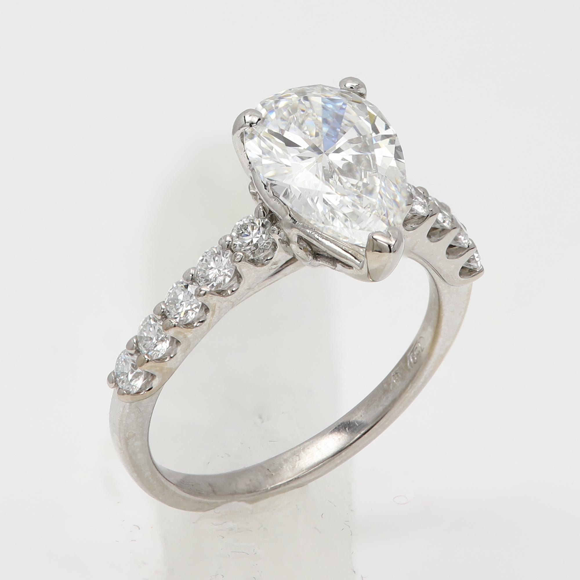 GIA Pear Shape Diamond Ring 2.07 Natural Diamond F-SI Engagement Ring 18 karat For Sale 3