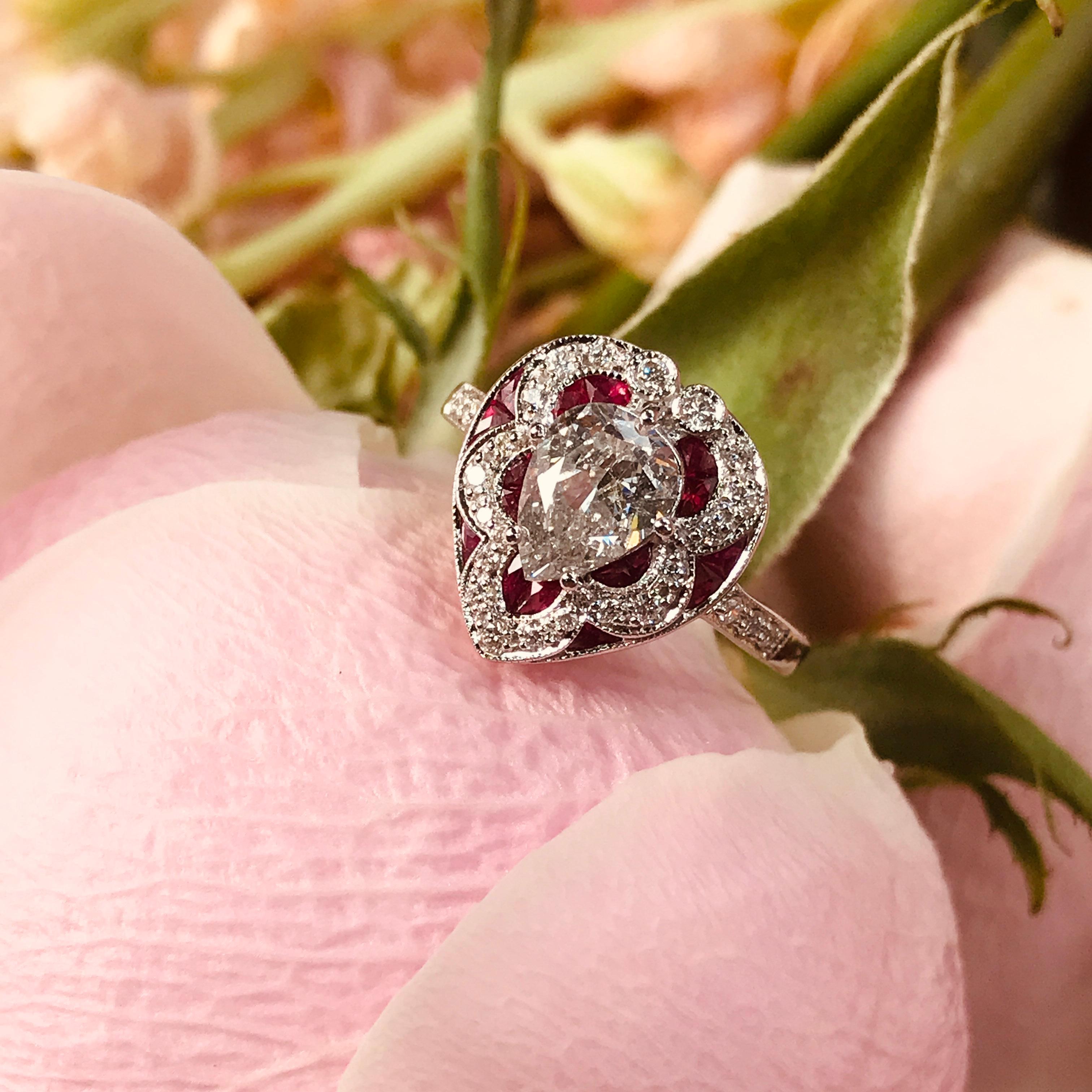 GIA Birnenförmiger Diamant mit Rubin Ring im Art Deco Stil in 18K Gold (Tropfenschliff) im Angebot