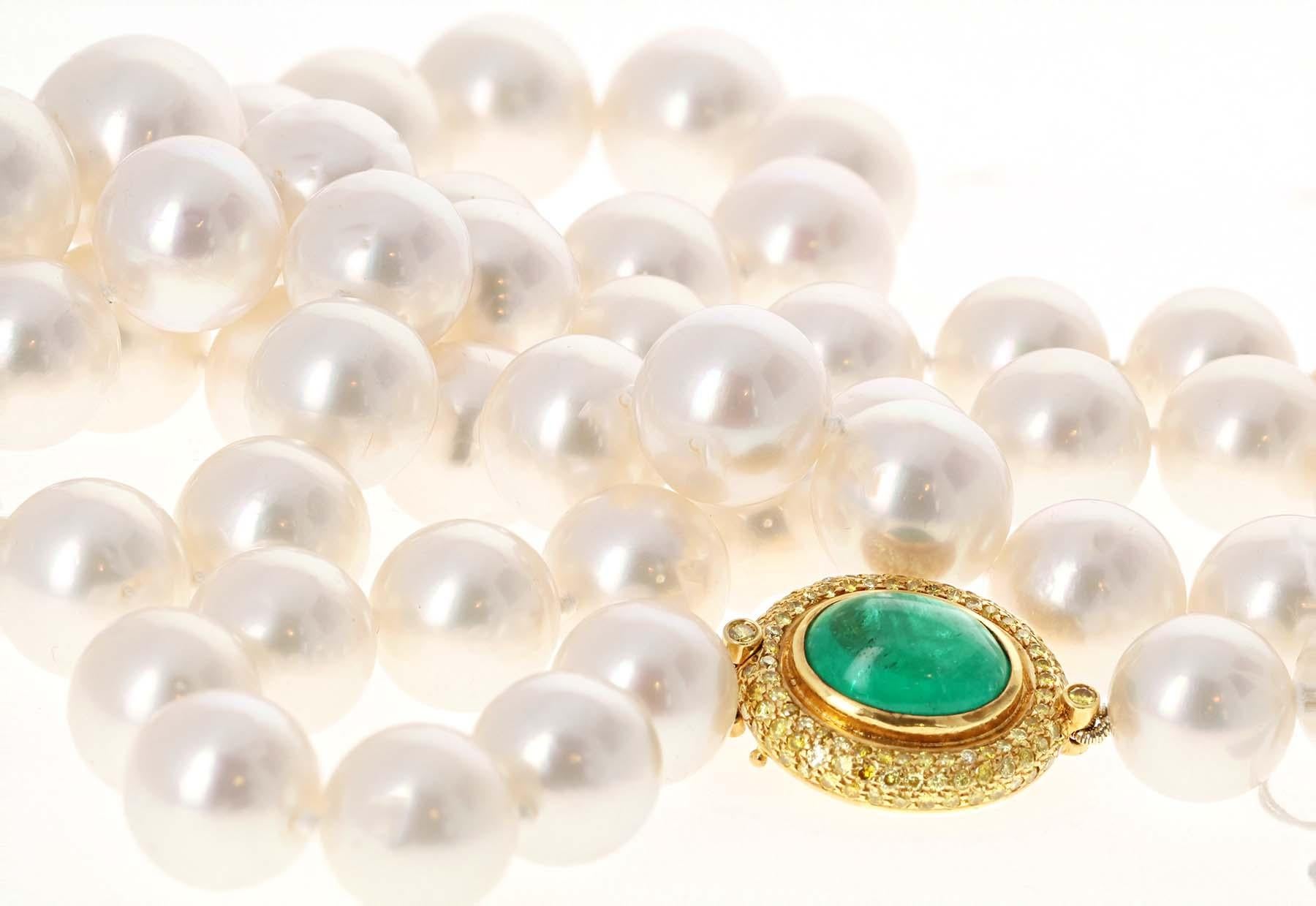Ce collier de perles des mers du Sud comprend 59 perles lustrées avec une belle nacre et des piqûres minimes. Les perles lustrées ont une taille de 12 à 16 millimètres. La perle centrale est d'une taille parfaite de 16 millimètres. Élégamment