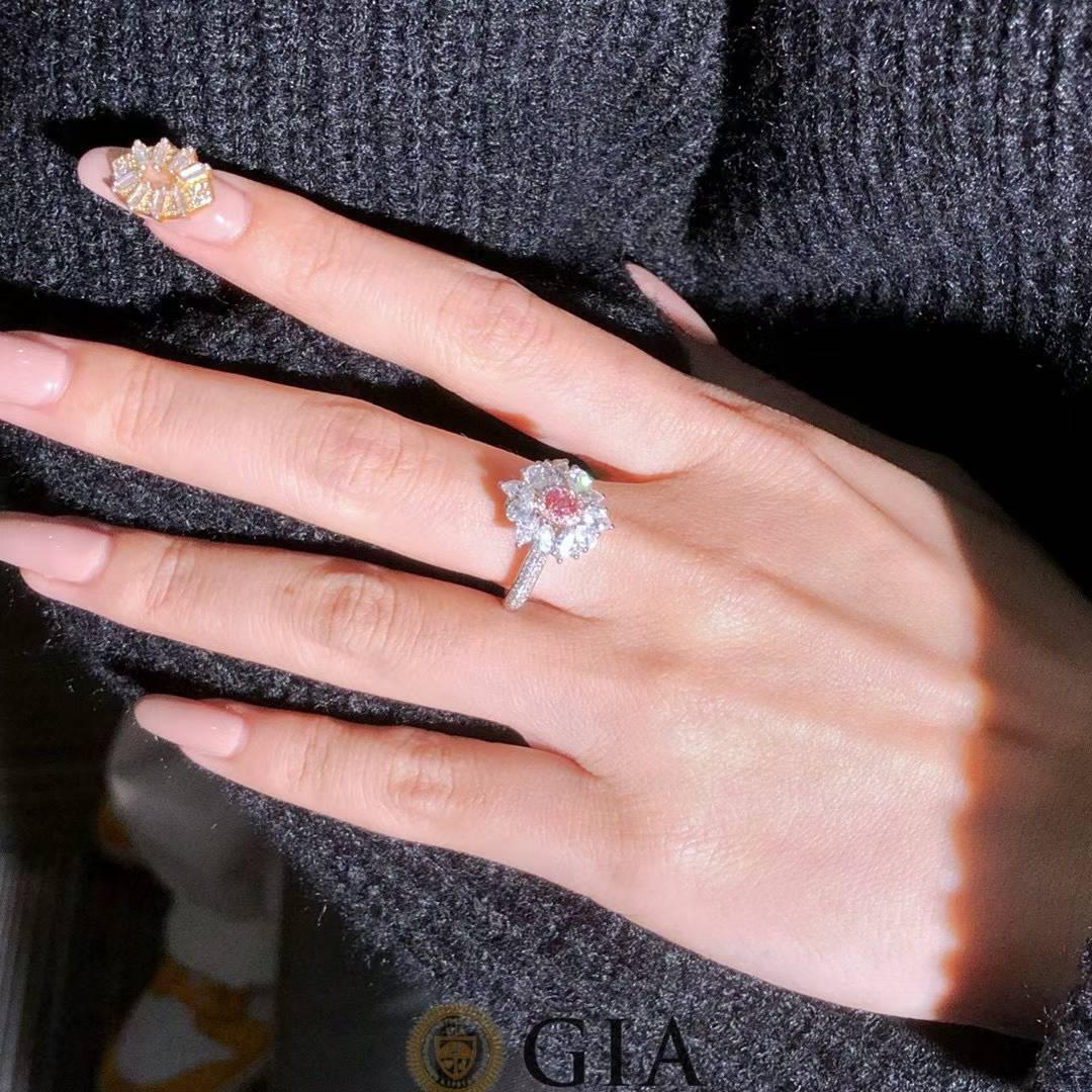 En vente :  GIA  Bague à diamant rose et halo de diamant blanc 18k - Eze Jewelry 2