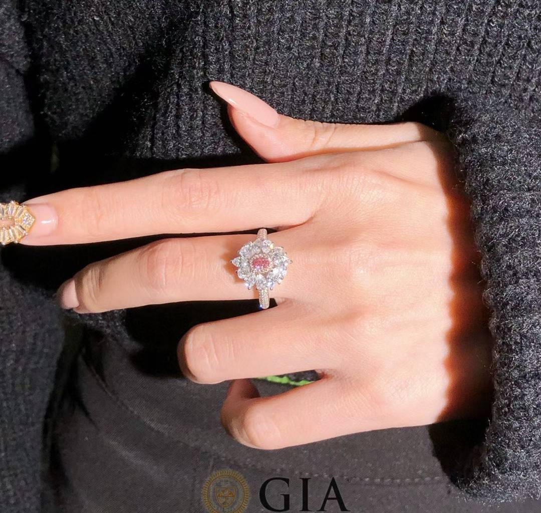 En vente :  GIA  Bague à diamant rose et halo de diamant blanc 18k - Eze Jewelry 3