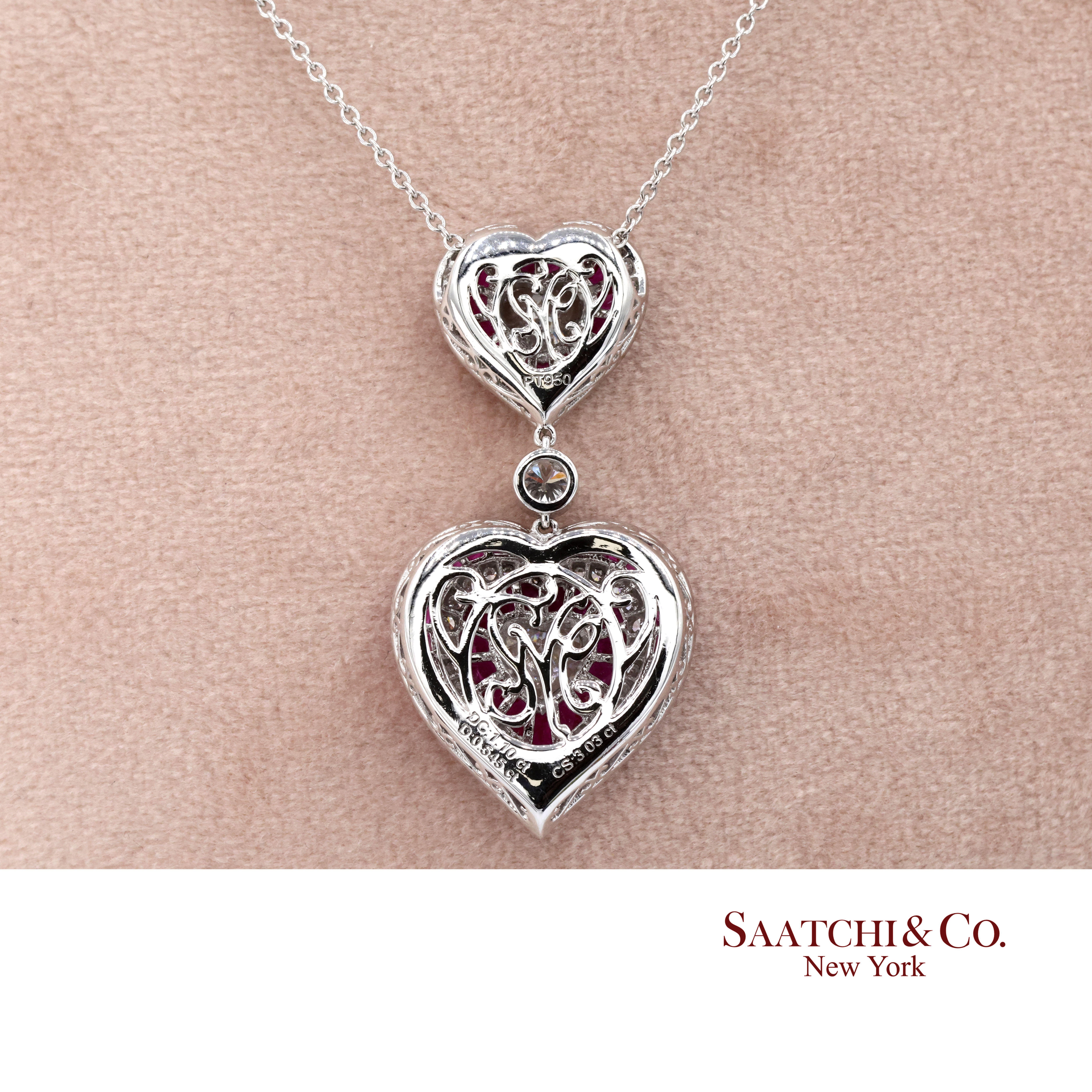 GIA Platino 950 Collana con ciondolo a doppio cuore in rubino di Birmania naturale con grani di pietra in vendita 1
