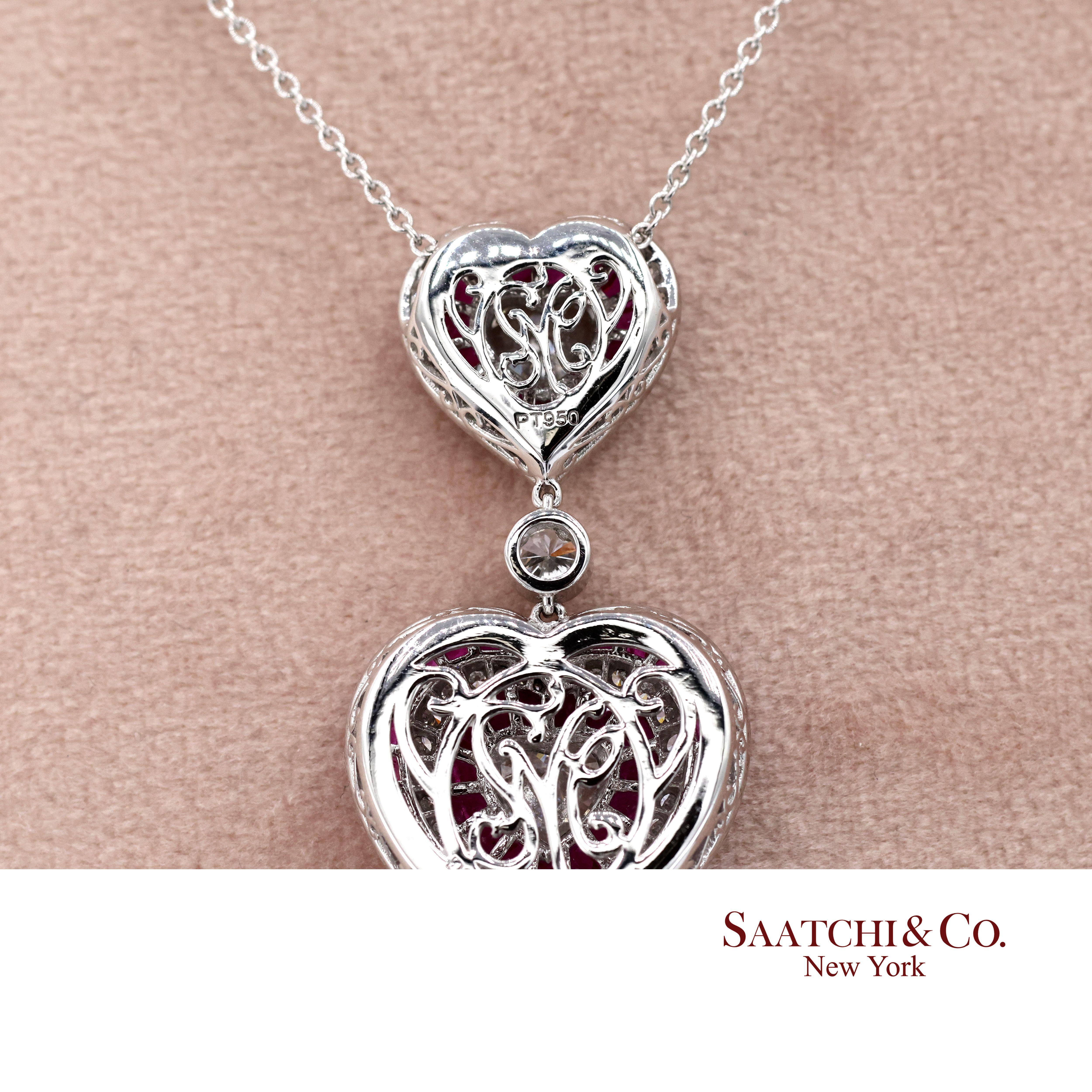 GIA Platino 950 Collana con ciondolo a doppio cuore in rubino di Birmania naturale con grani di pietra in vendita 3