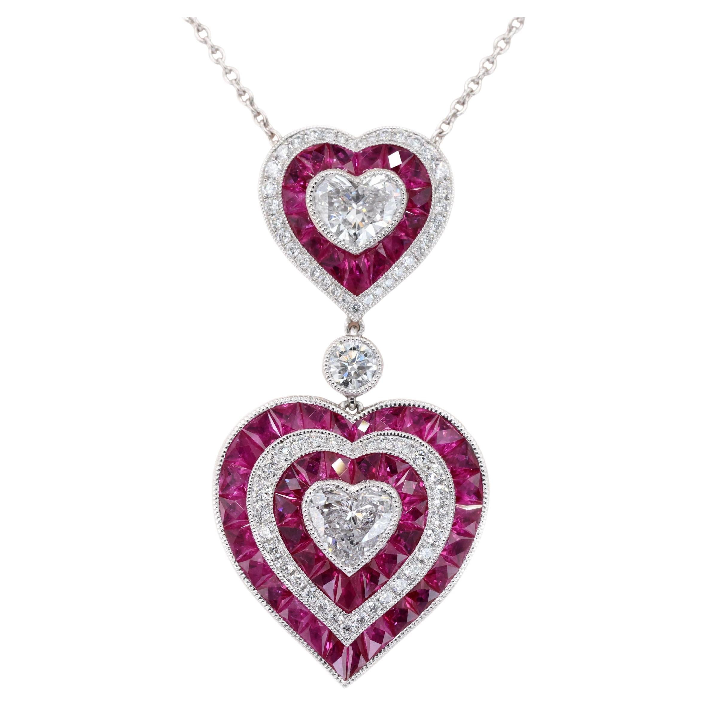 GIA Platino 950 Collana con ciondolo a doppio cuore in rubino di Birmania naturale con grani di pietra in vendita