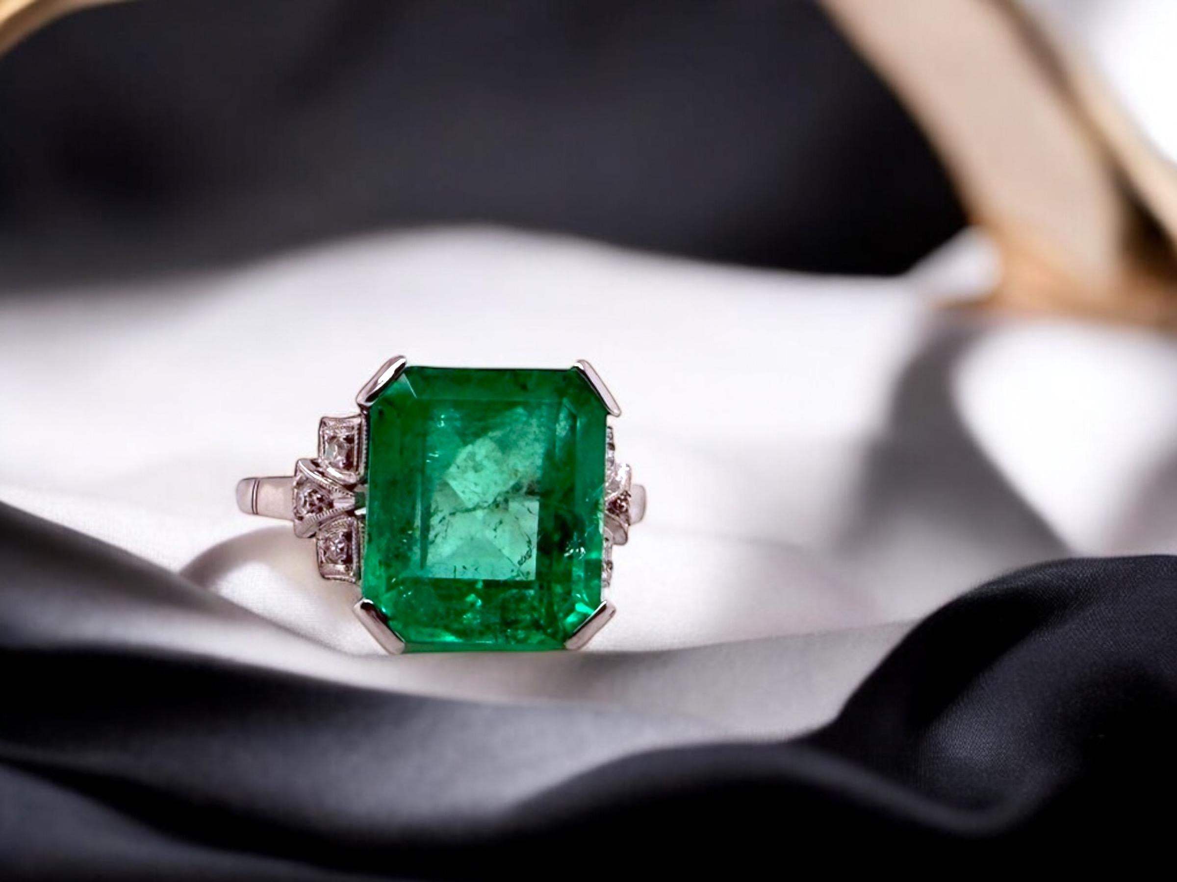Siamo in soggezione per questa magnifica bellezza vintage!!!
È piena del classico colore colombiano vibrante!!!

Dettagli dell'anello
Materiale: Platino
Epoca: Art Deco 1920 - 1940
Larghezza della testa: 11,8 mm
Altezza della testa: 6,7 mm
Larghezza