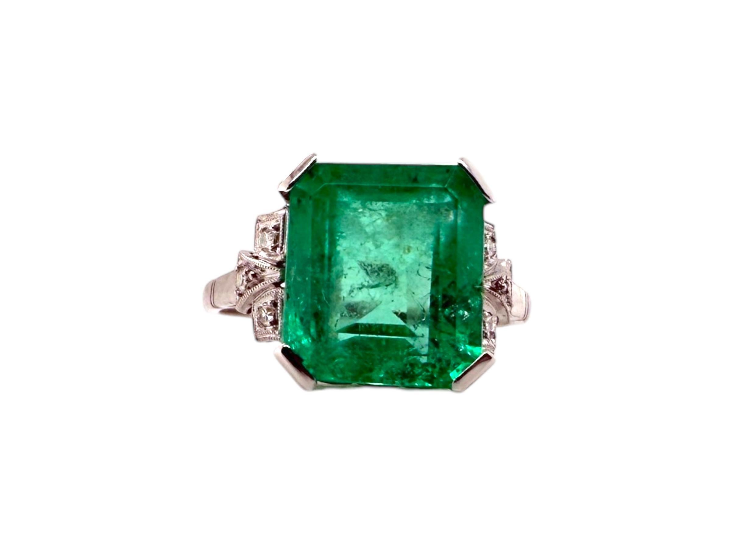 Donna GIA Anello di platino Art Deco con smeraldo colombiano da 5,47 carati in vendita