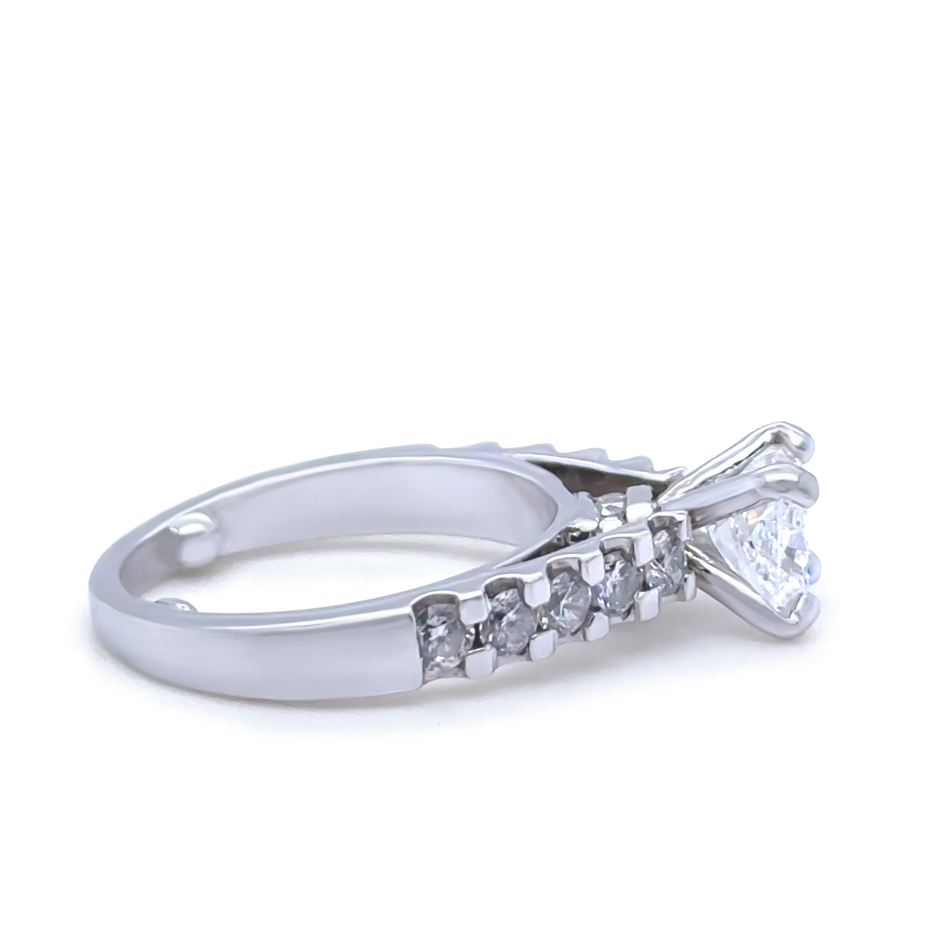 Cette élégante bague en platine certifiée GIA met en valeur un diamant de taille coussin de 1,20 carat, certifié GIA, de couleur D et de pureté SI1, serti dans une monture raffinée à quatre griffes. Le diamant présente un polissage et une symétrie