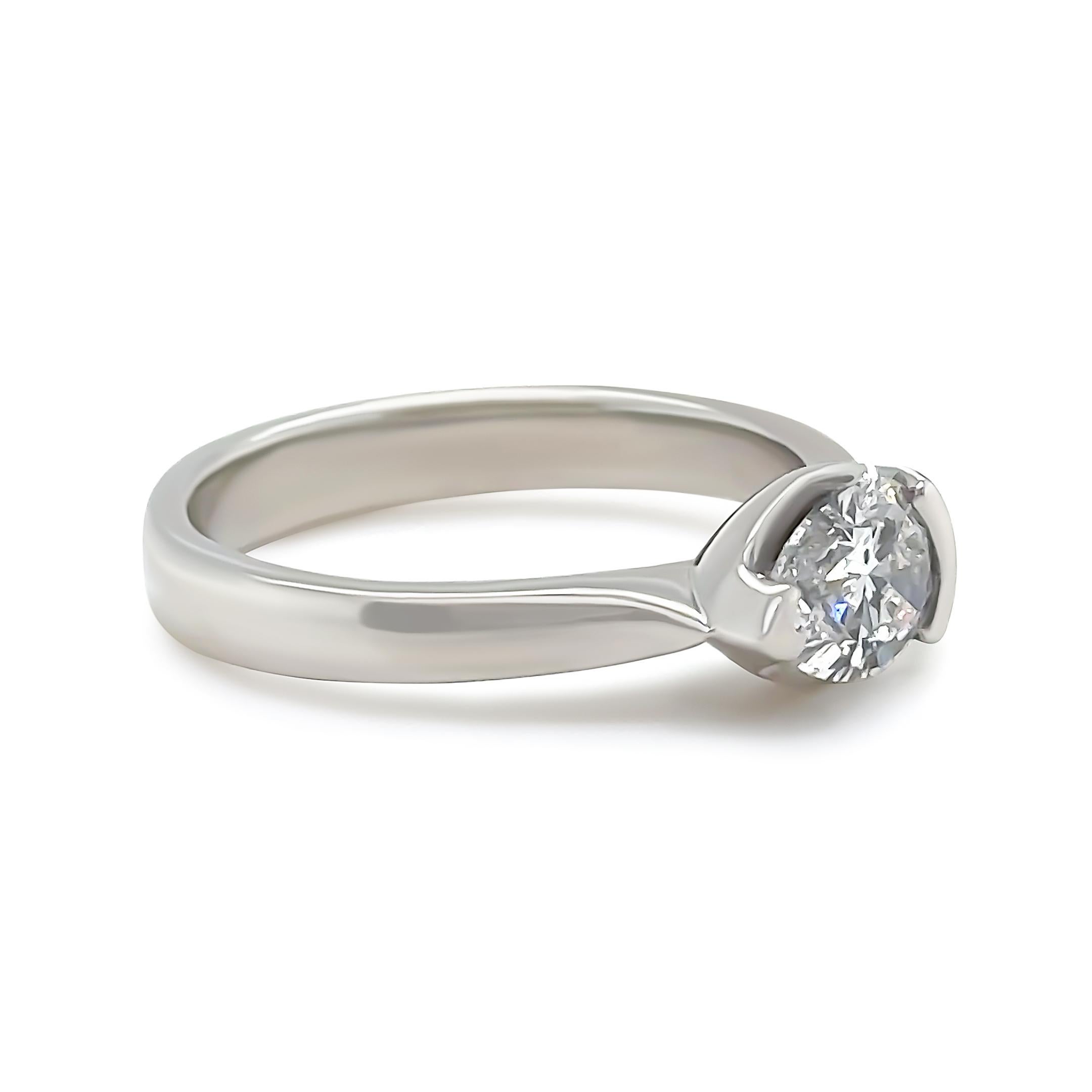 A GIA Diamond Engagement Ring, made of Platinum. Featuring a single end set Pear Brilliant Cut Diamond, Horizontally set on a slight half round tapered Shank, D Colour, SI1 Clarity, with a total carat weight of 0.91ct. 

Metal: Platinum
Carat: