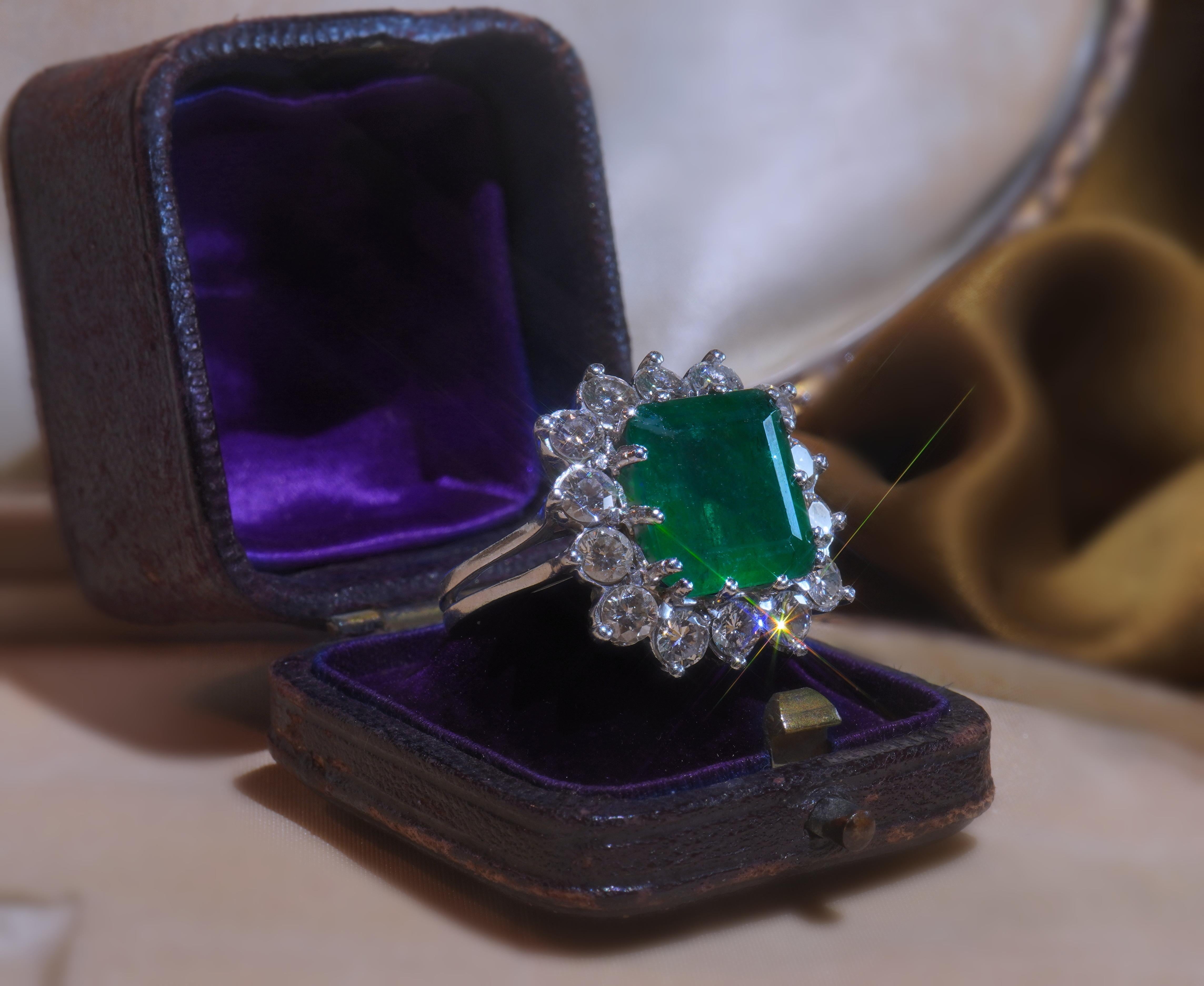 Old South Jewels proudly  presents...LUXURY.   BREATHTAKING HUGE  GIA CERTIFIED 9.15 CARAT EMERALD & DIAMOND VINTAGE PLATINUM RING & BOX!   (CROWNED WITH 2.95 CARATS OF SPARKLING BIG 15 POINT DIAMONDS.)  RUSSIAN EMERALDS ARE VERY RARE AND COMMAND