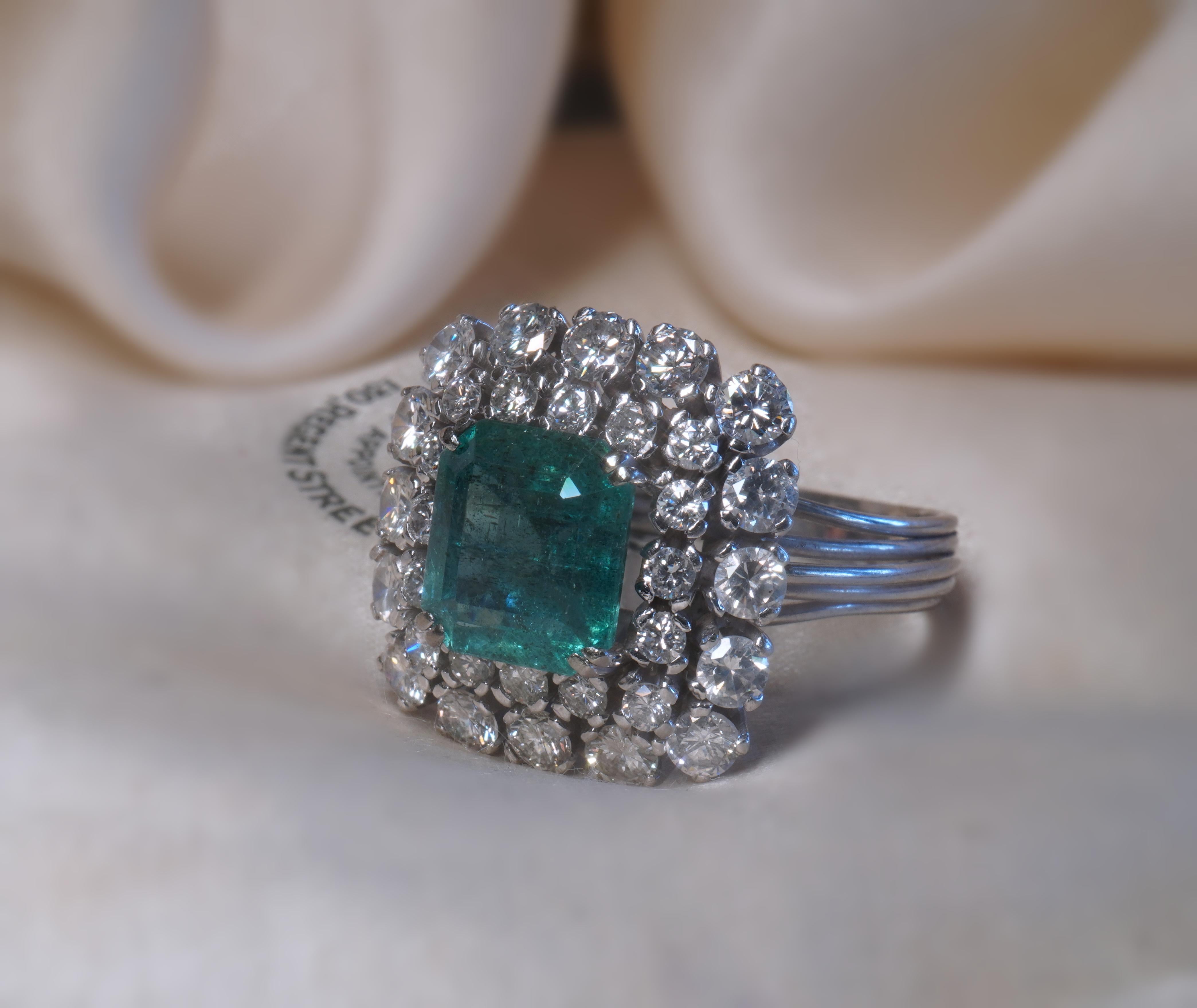 GIA Platinum Emerald Diamond Ring Vintage Certified Natural Fine VS 6.04 Carats en vente 5