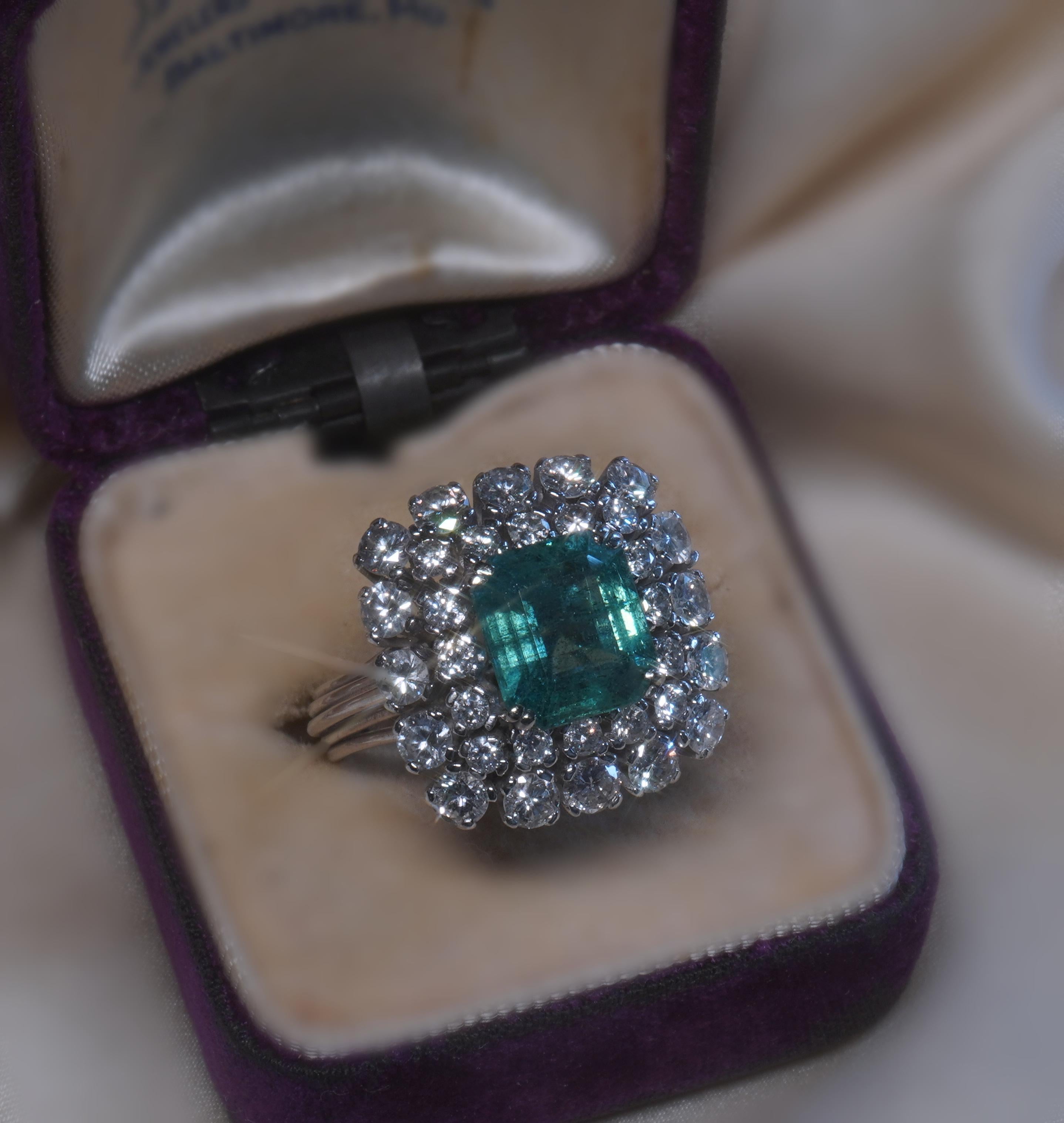 Old South Jewels est fier de présenter... VINTAGE LUXURY.     ÉNORME BAGUE EN PLATINE CERTIFIÉE GIA AVEC DIAMANT ÉMERAUDE DE 6,04 CARATS !   ÉMERAUDE NATURELLE TRANSPARENTE DE 3.16 CARATS.    COURONNÉ DE 2.88 CARATS DE DIAMANTS BLANCS ÉTINCELANTS.  
