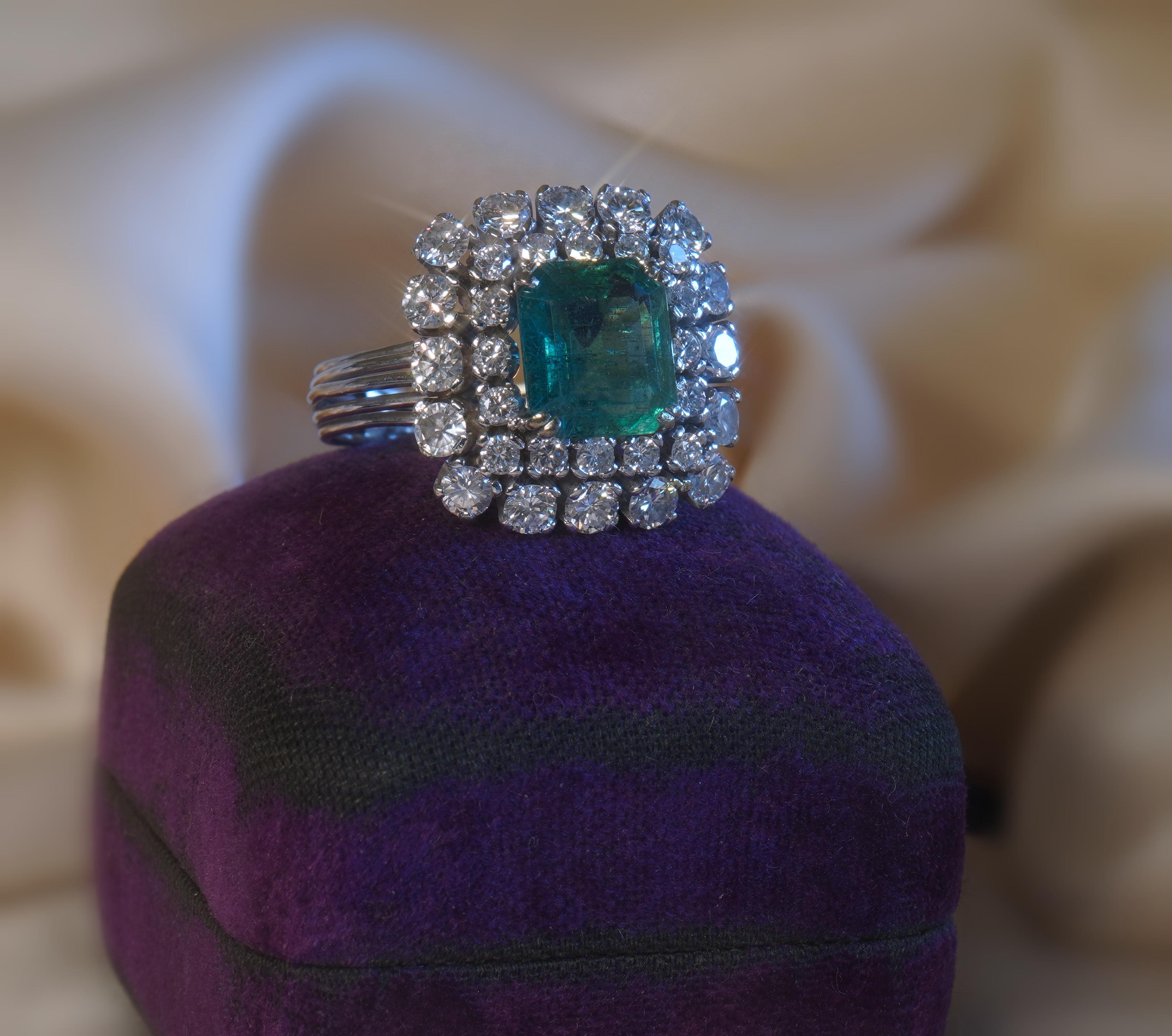 GIA Platinum Emerald Diamond Ring Vintage Certified Natural Fine VS 6.04 Carats en vente 1