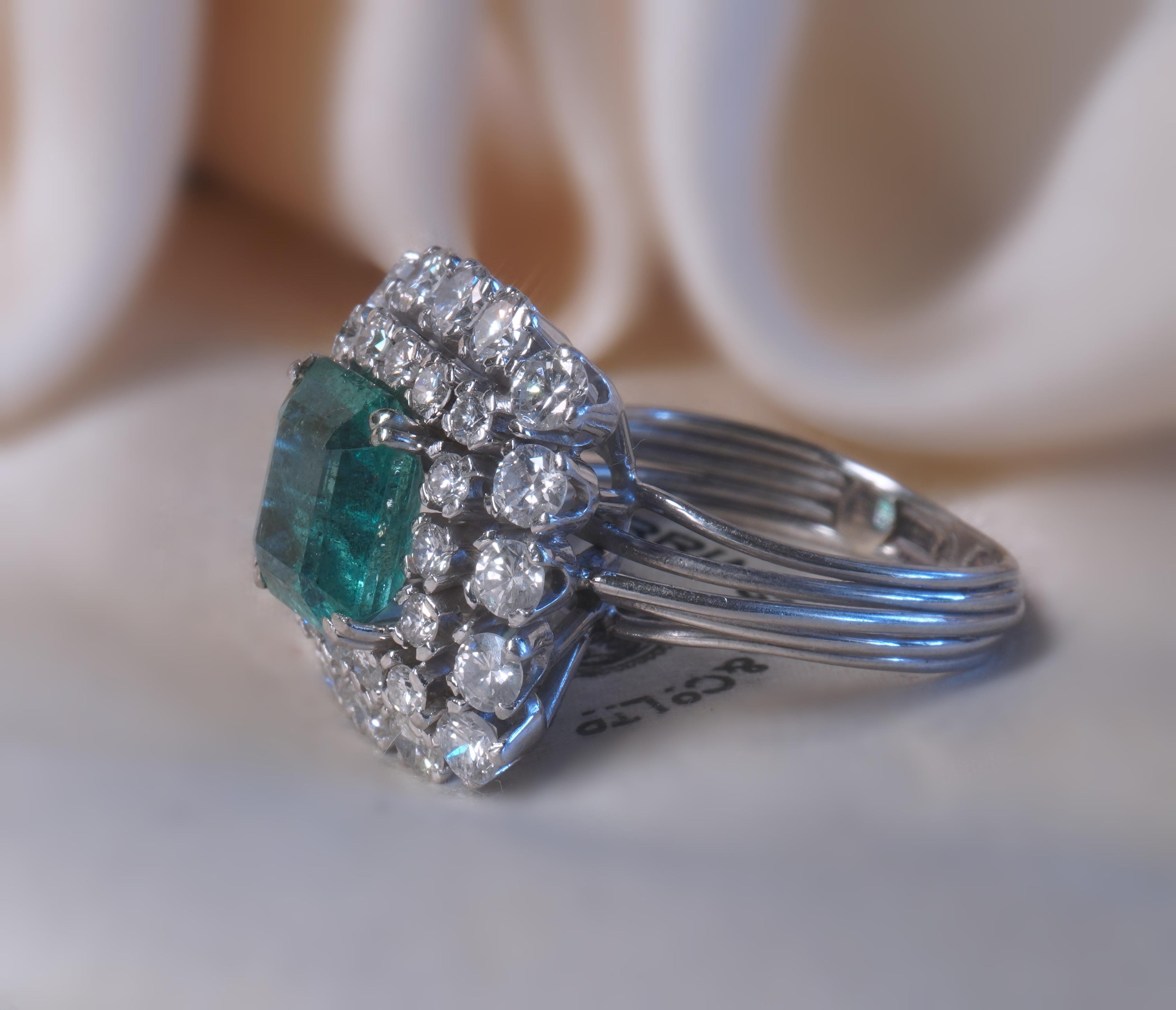GIA Platinum Emerald Diamond Ring Vintage Certified Natural Fine VS 6.04 Carats en vente 3