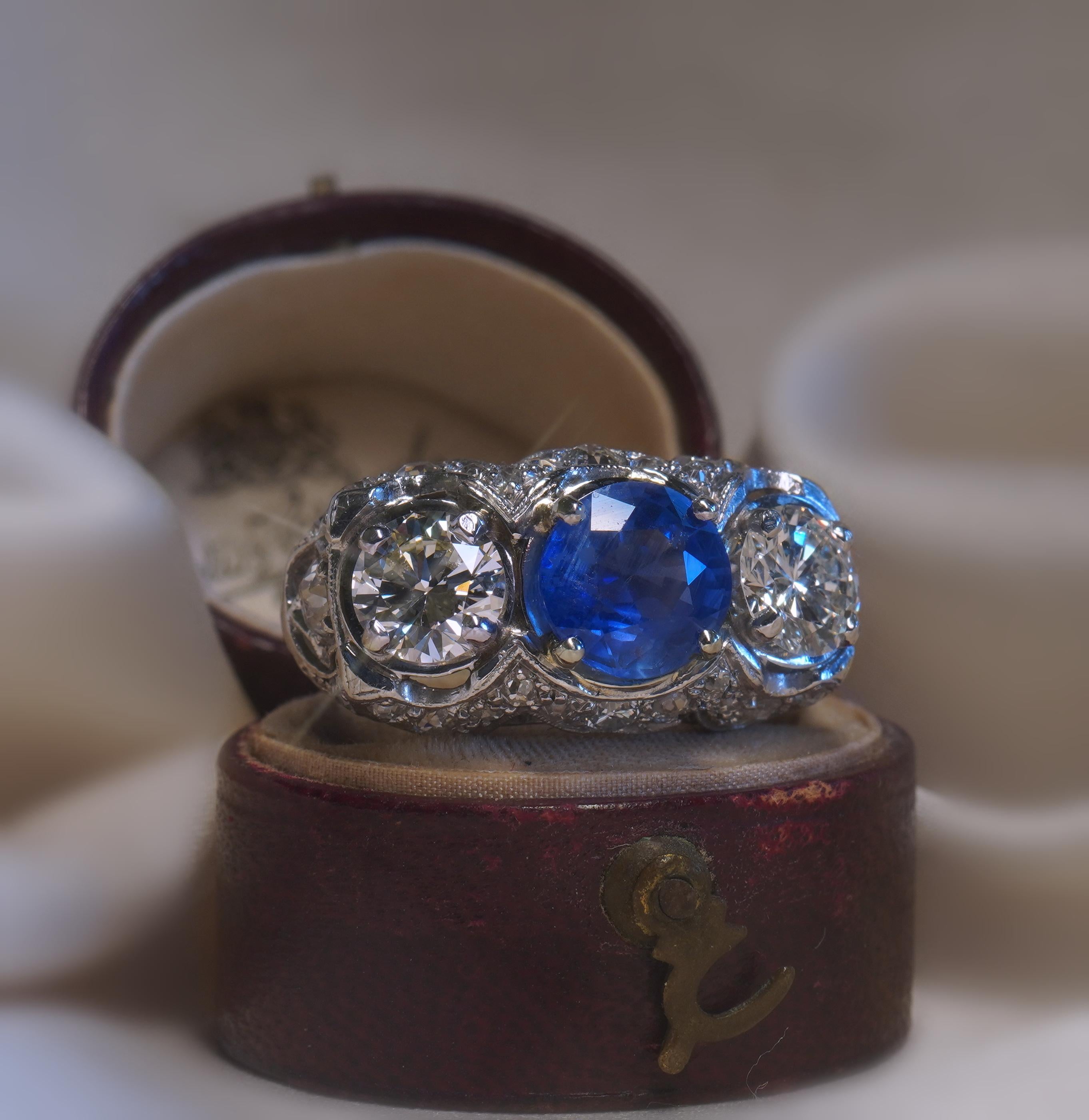 CERTIFICADO GIA & AGL DE PLATINO Y 18K ZAFIRO DE BIRMANIA DE 6,33 QUILATES SIN TRATAR Y DIAMANTES DE MINA ANTIGUA.   ZAFIRO DE BIRMANIA NATURAL MUY RARO DE 2,65 QUILATES.  ENORMES DIAMANTES DE MINA ANTIGUA DE 1 QUILATE CADA UNO   (Este magnífico