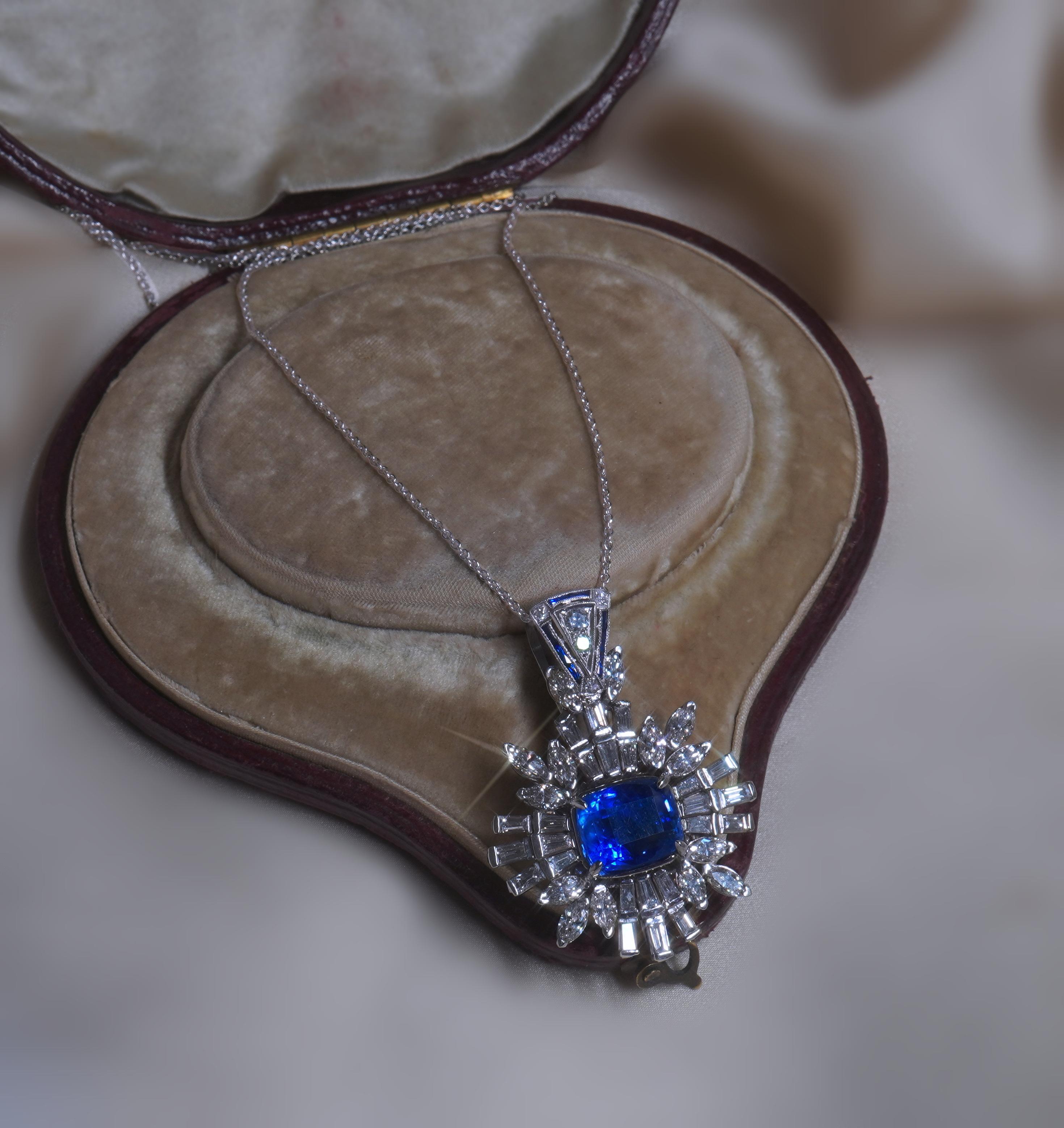 Old South Jewell è orgogliosa di presentare... Lusso d'epoca... ENORME COLLANA CON ZAFFIRO NON RISCALDATO DA 14,13 CARATI IN PLATINO E 14K!   ZAFFIRO NATURALE NON TRATTATO DI 7.65 CARATI BLU TRASPARENTE CERTIFICATO GIA.  Lo splendido zaffiro è