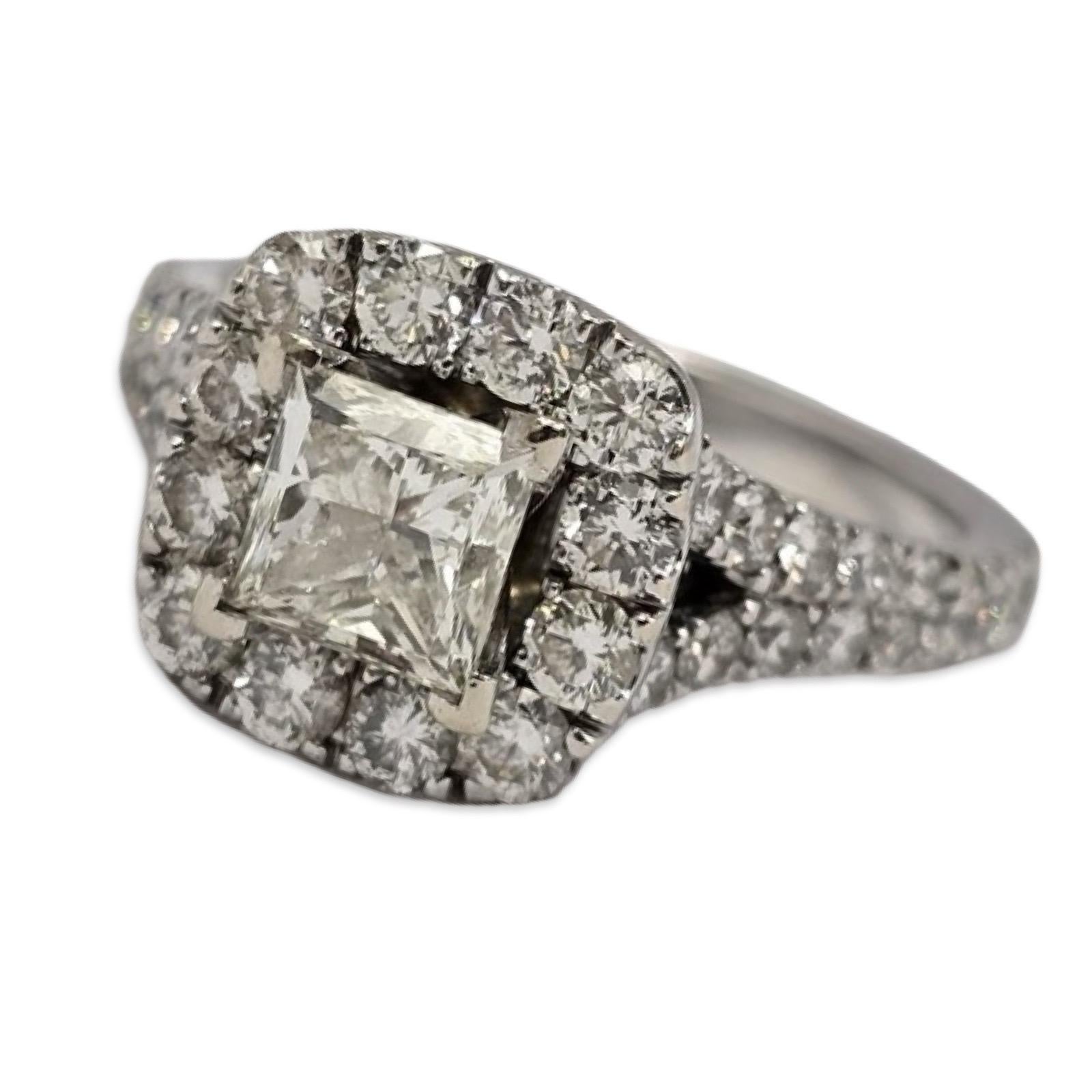 Taglio princess GIA Anello con diamante aureolato a forma di principessa, 2,81 carati con centro J/VS1 da 0,90 carati, oro bianco 14 carati in vendita