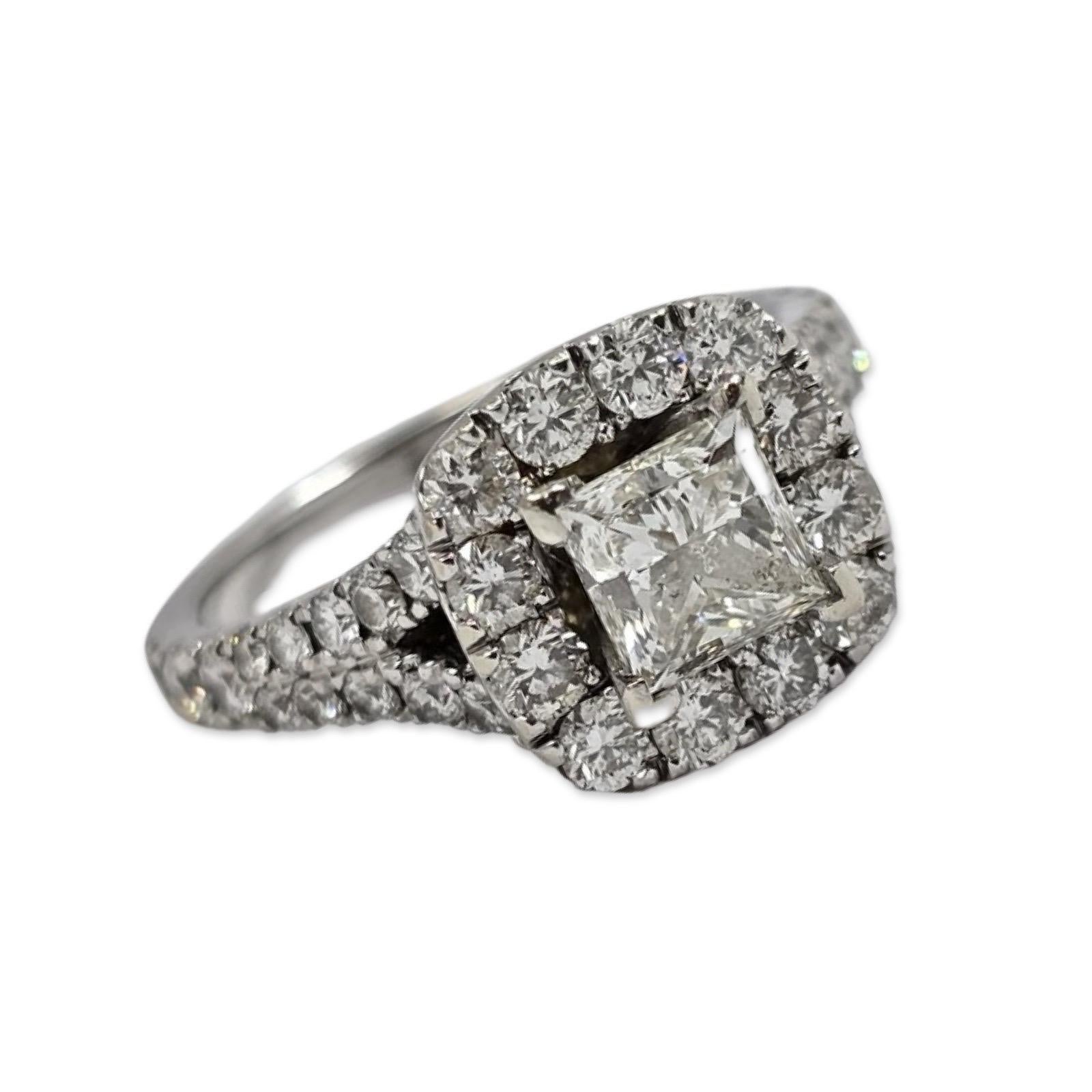 GIA Anello con diamante aureolato a forma di principessa, 2,81 carati con centro J/VS1 da 0,90 carati, oro bianco 14 carati In condizioni ottime in vendita a Miami, FL