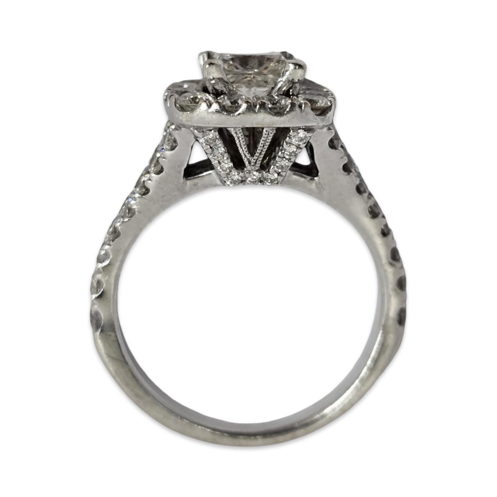 Donna GIA Anello con diamante aureolato a forma di principessa, 2,81 carati con centro J/VS1 da 0,90 carati, oro bianco 14 carati in vendita