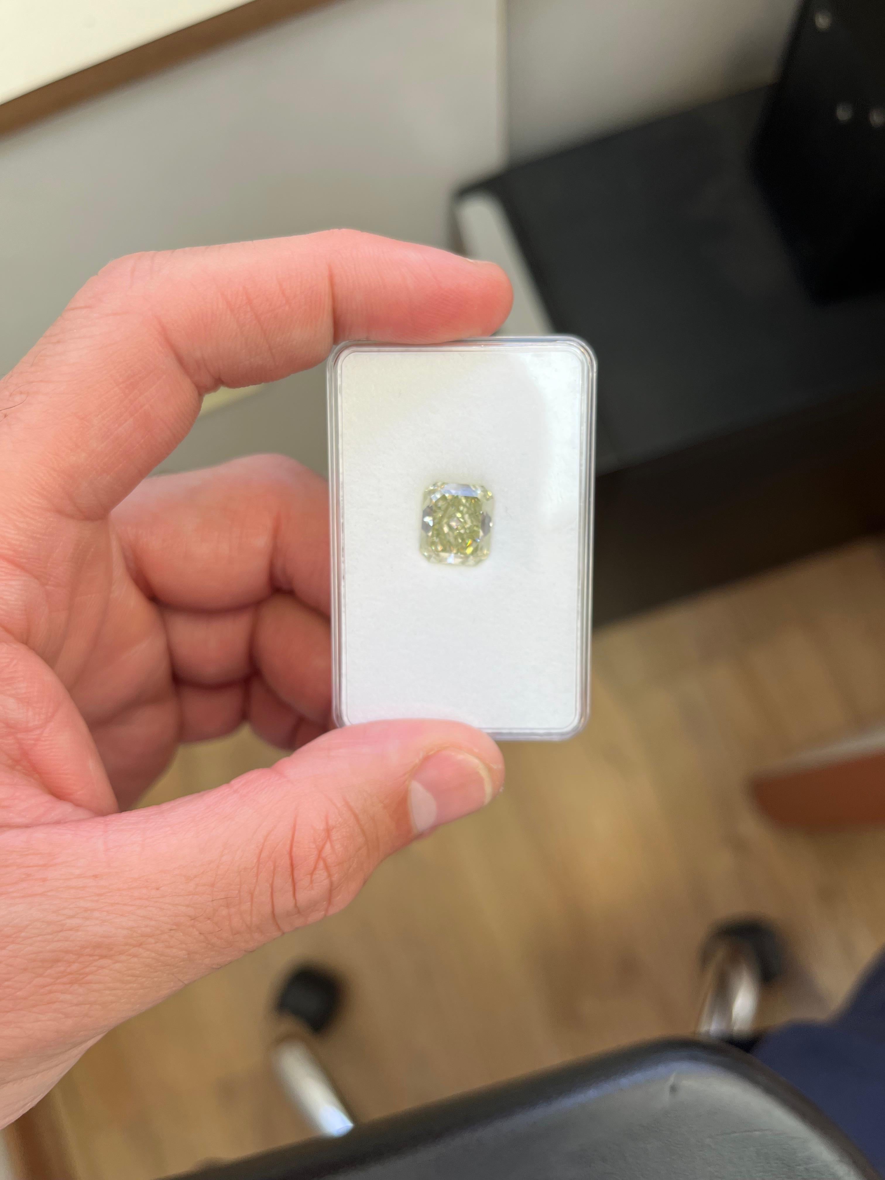 GIA Radiant 6,17 carats. Diamant naturel non serti F. jaune-jauneâtre vert VVS2 Neuf - En vente à Ramat Gan, Tel Aviv District